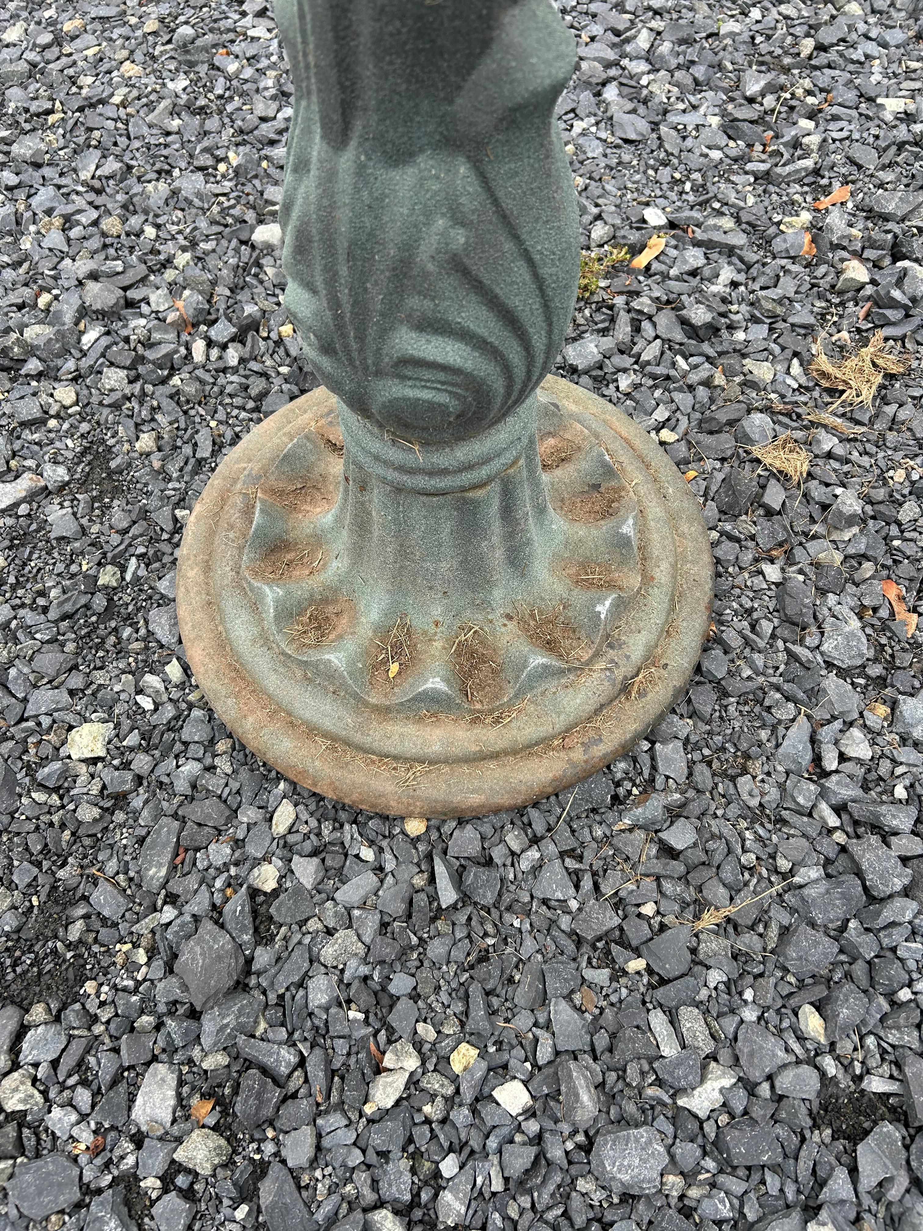 Scultura per uccelli da esterno in ferro e alluminio di grandi dimensioni In condizioni deteriorate in vendita a Hopewell, NJ