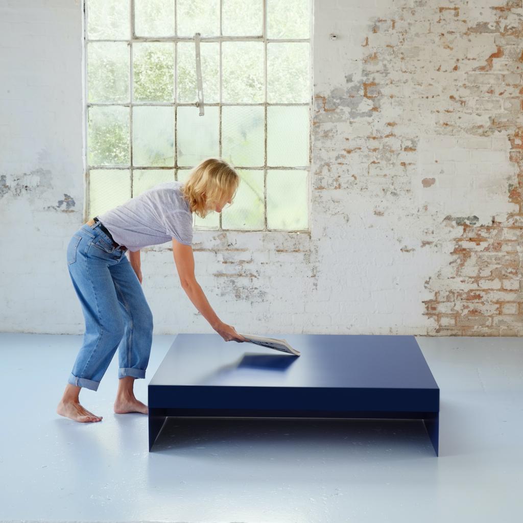 Grande table basse noire monobloc pour café / canapé - Personnalisable en vente 1