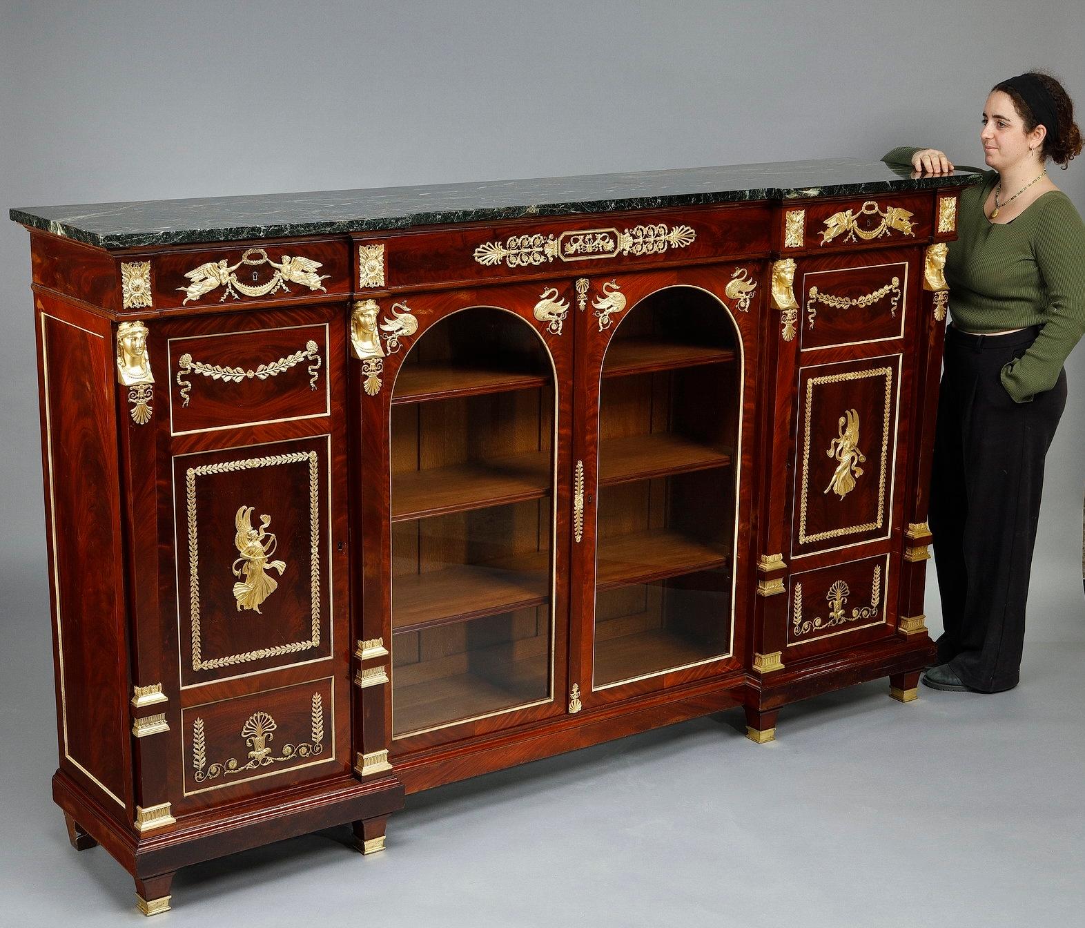 Gran librería baja de caoba y chapa de caoba Caoba en venta