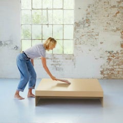 Großer niedriger butternussbeiger Couchtisch / Sofatisch in einfacher Form - individuell gestaltbar