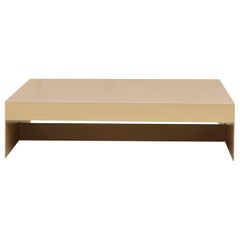 Großer niedriger butternussbeiger Couchtisch / Sofatisch in einfacher Form - individuell gestaltbar