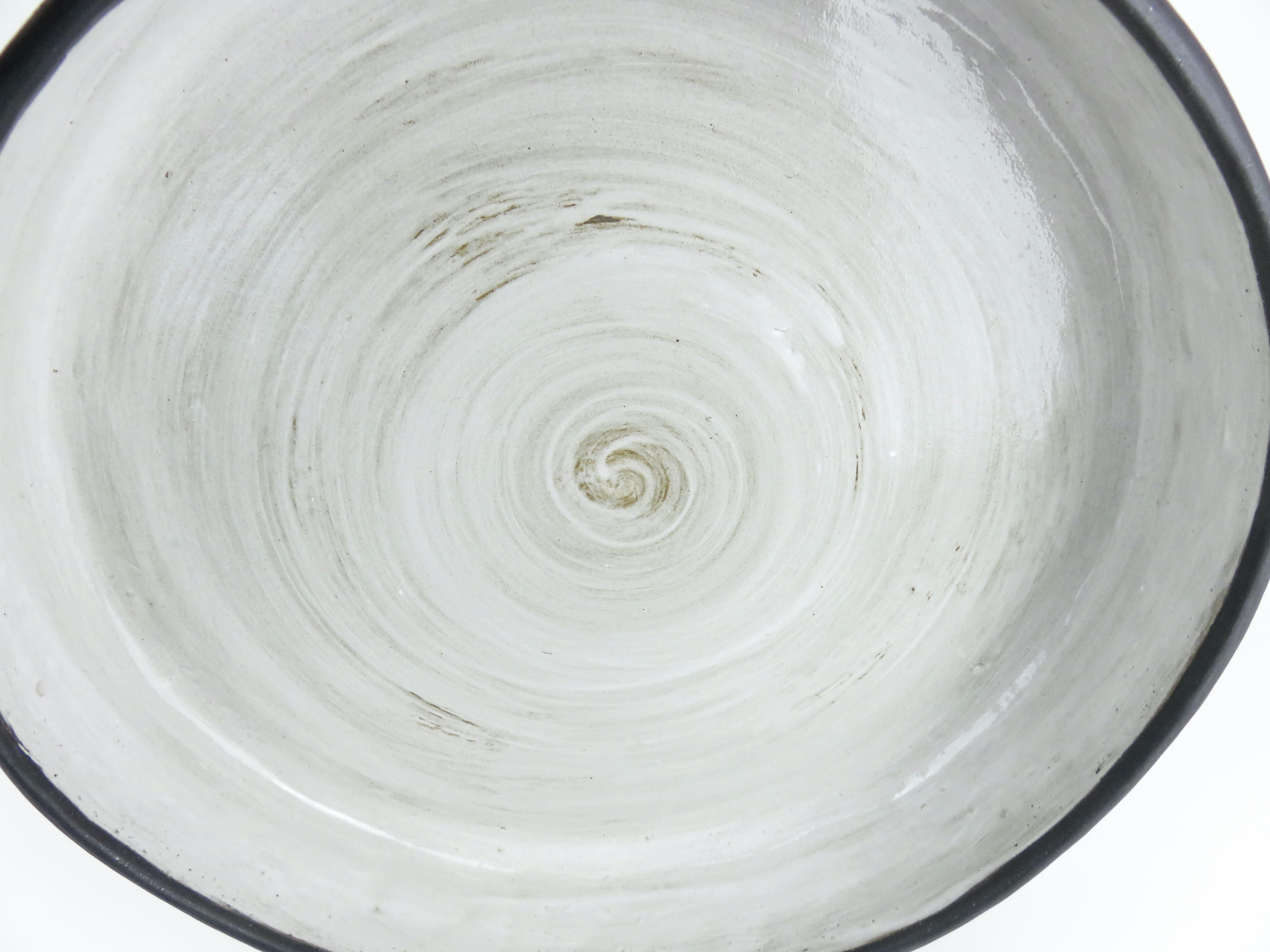 Große, niedrige Servierschale aus Keramik, brauner Ton mit weißer Glasur, handgefertigt im Angebot 2