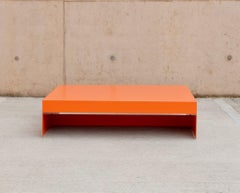 Großer niedriger orangefarbener Couchtisch in einfacher Form - anpassbar