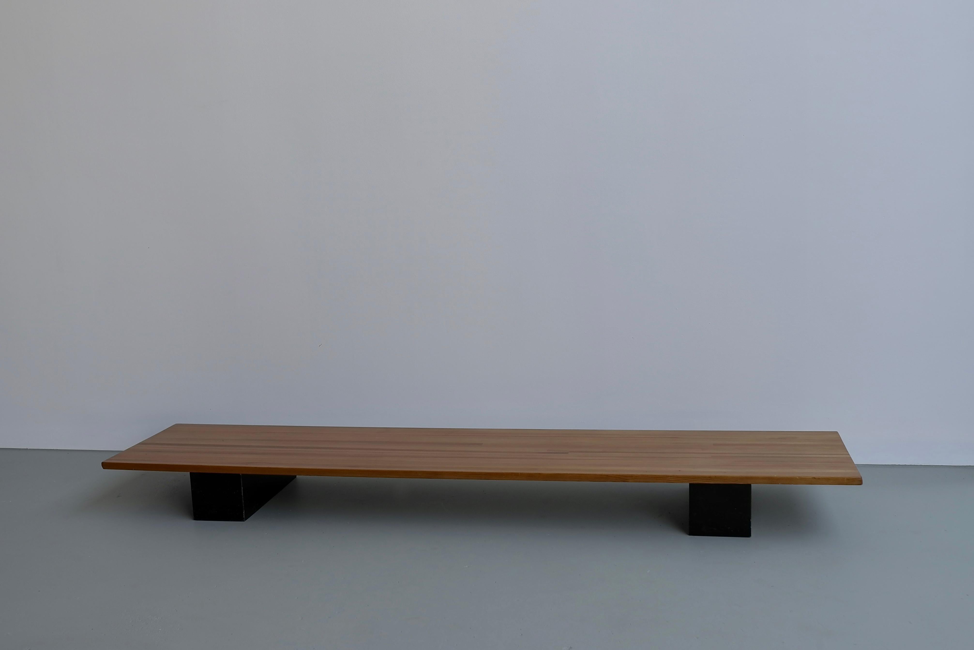 Large Low Pine Coffee Table by Ilmari Tapiovaara for Laukaan Pu, Finland, 1950s In Good Condition For Sale In Den Haag, NL