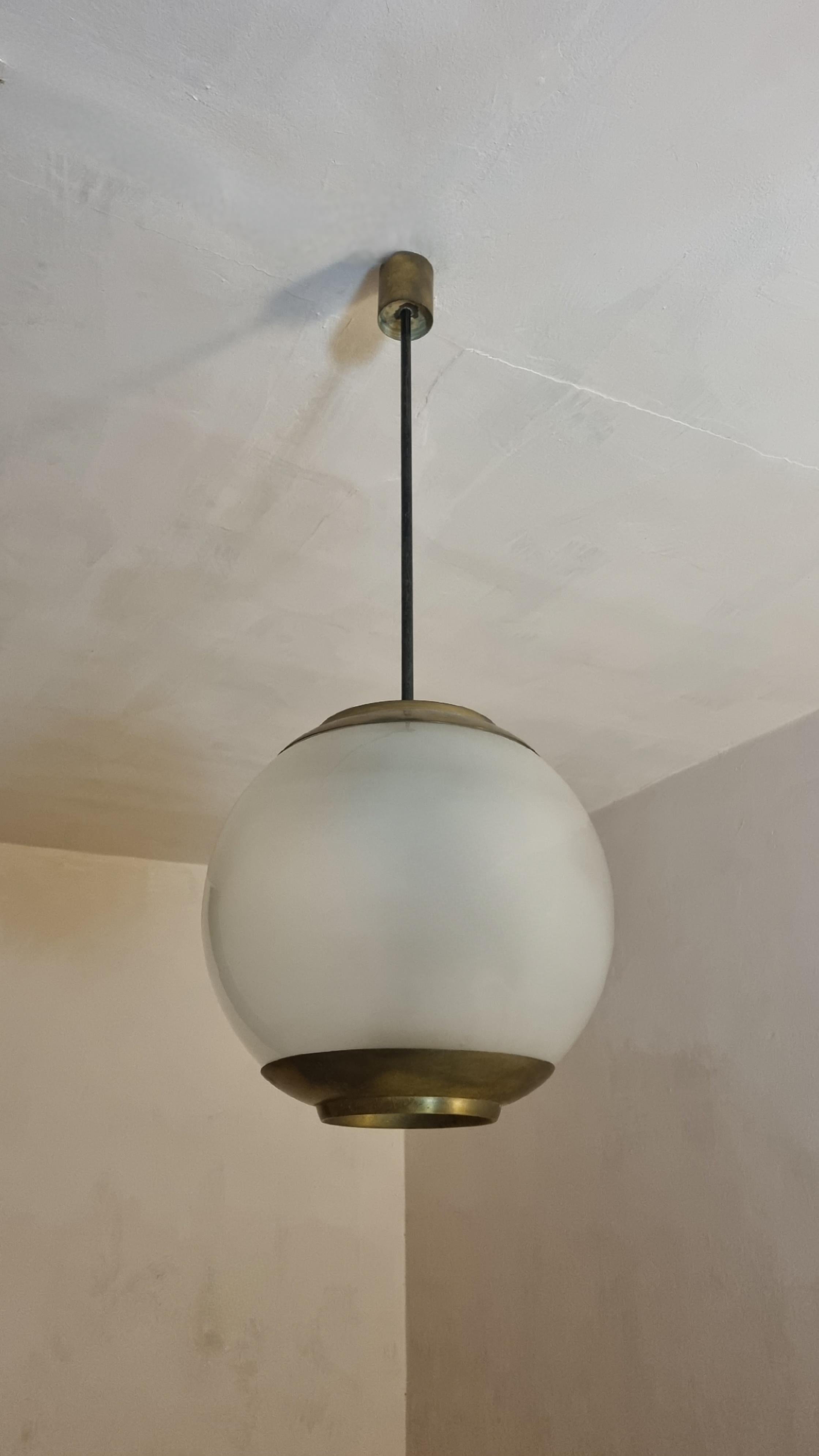 Grande lampadario mod. LS2 disegnato da Luigi Caccia Dominioni per Azucena nel 1952.
Struttura in ottone, paralume in vetro satinato, 2 punti luce, eccellenti condizioni.
Dei 3 modelli realizzati questo è la misura più grande da 42 cm di