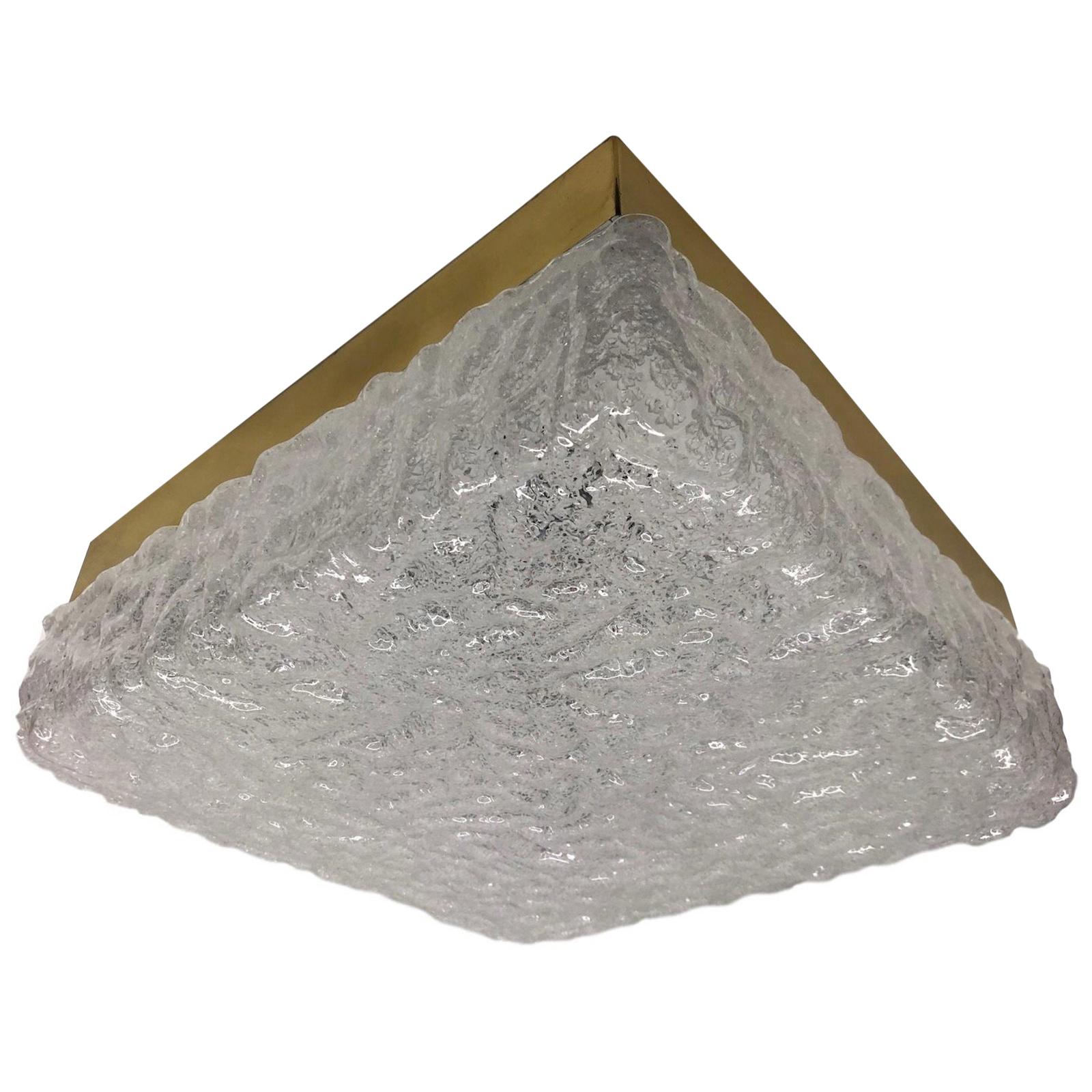 Plafón grande de lucita y latón con bloque de hielo, años 80 en venta