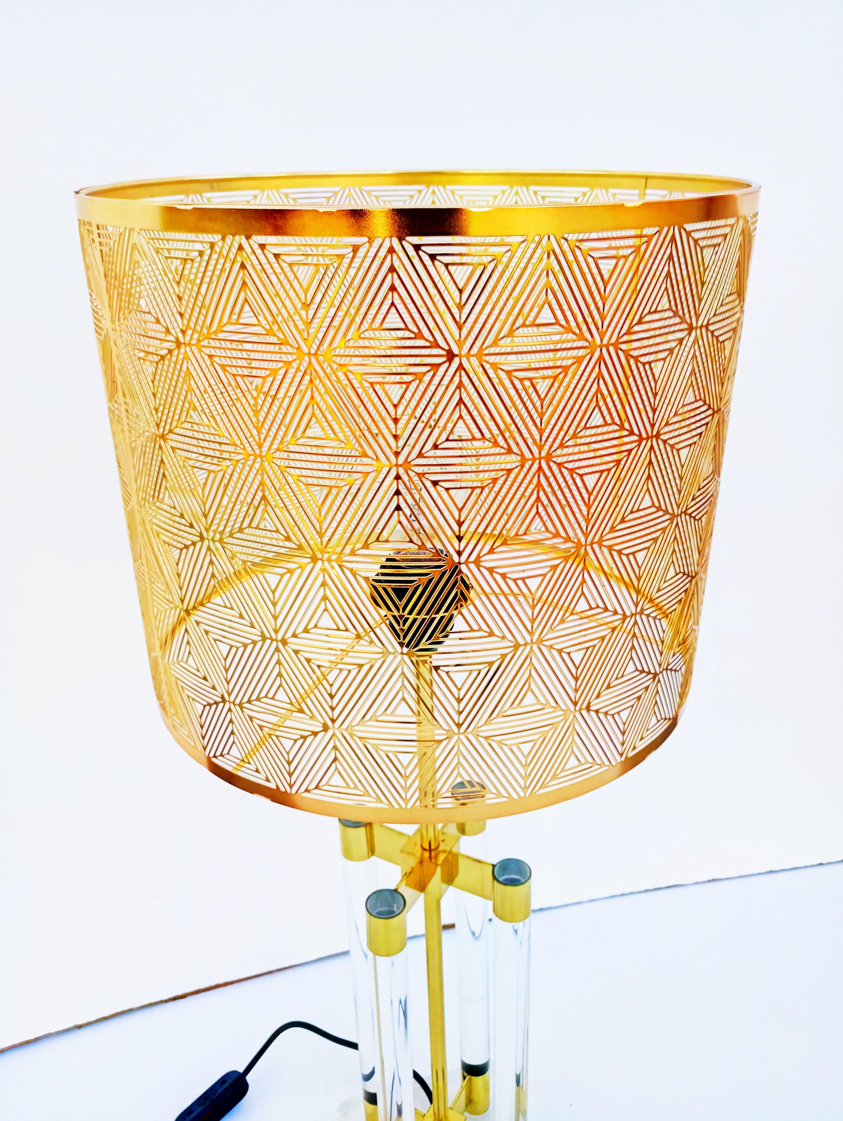 Large Lucite and Brass Table Lamp, Italy, 1970s In Good Condition For Sale In L'Escala, ES