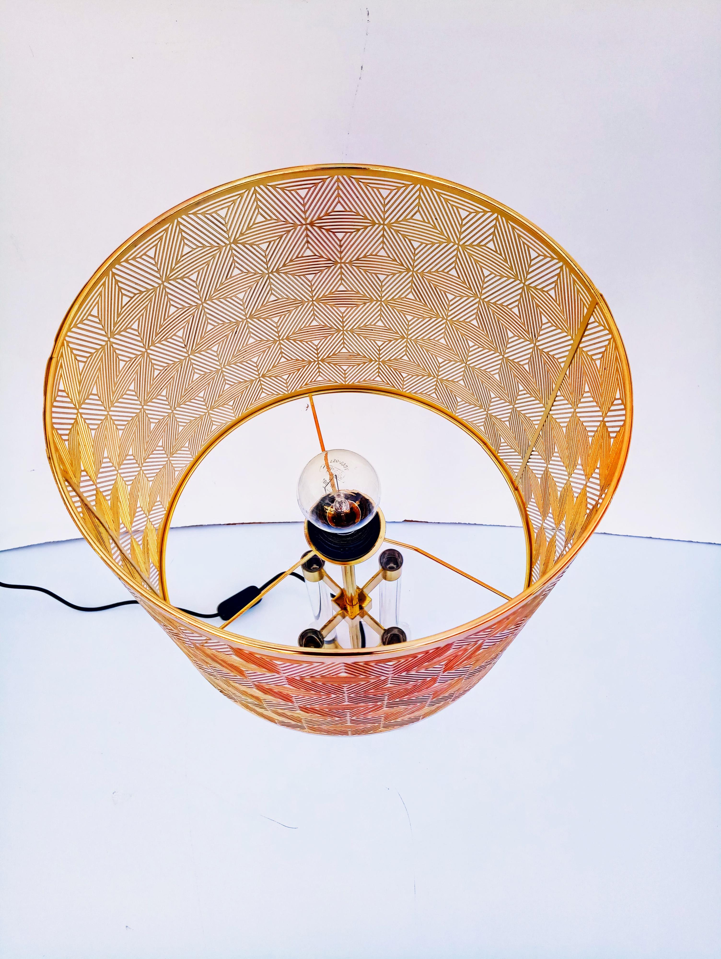 Ottone Grande lampada da tavolo in lucite e ottone, Italia, anni '70 in vendita