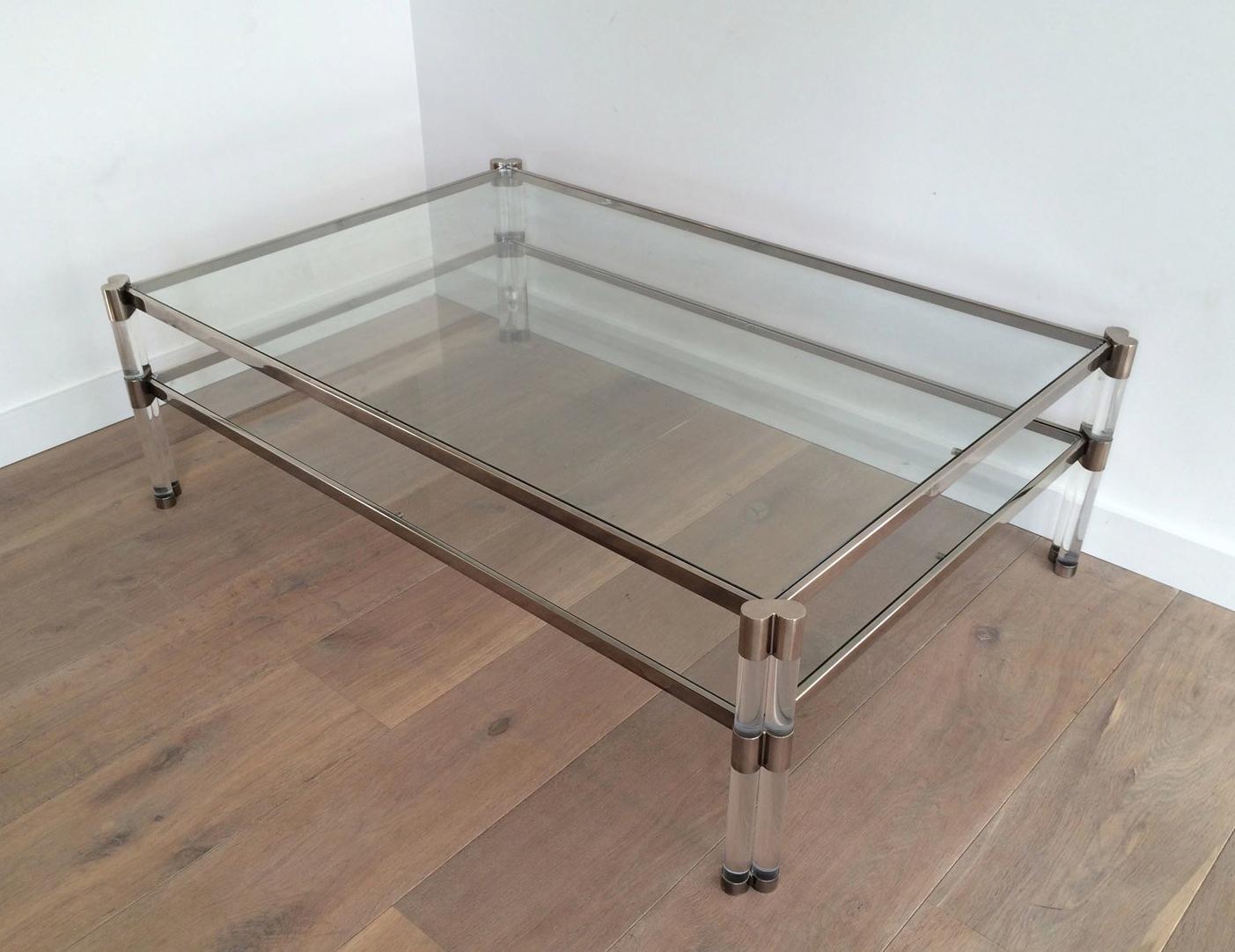 Grande table basse en Lucite et chrome avec 2 étagères en verre en vente 8