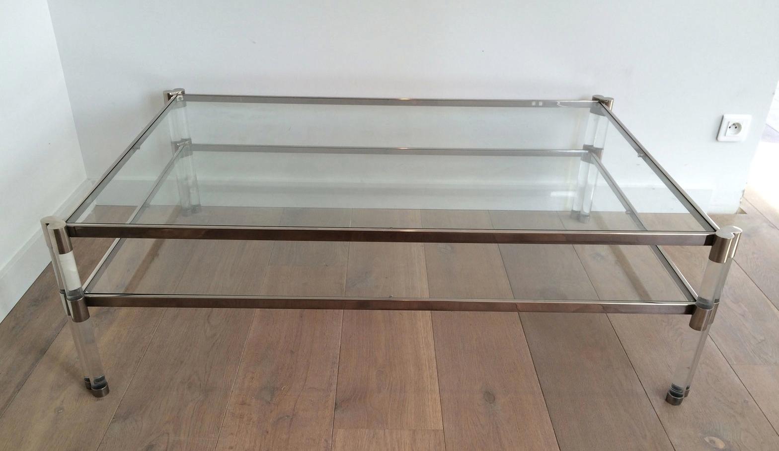 Mid-Century Modern Grande table basse en Lucite et chrome avec 2 étagères en verre en vente