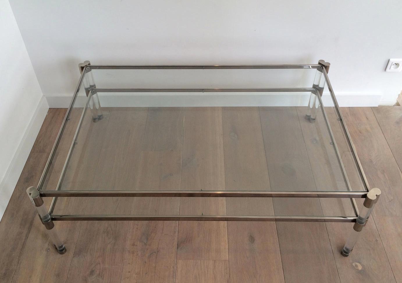 Français Grande table basse en Lucite et chrome avec 2 étagères en verre en vente