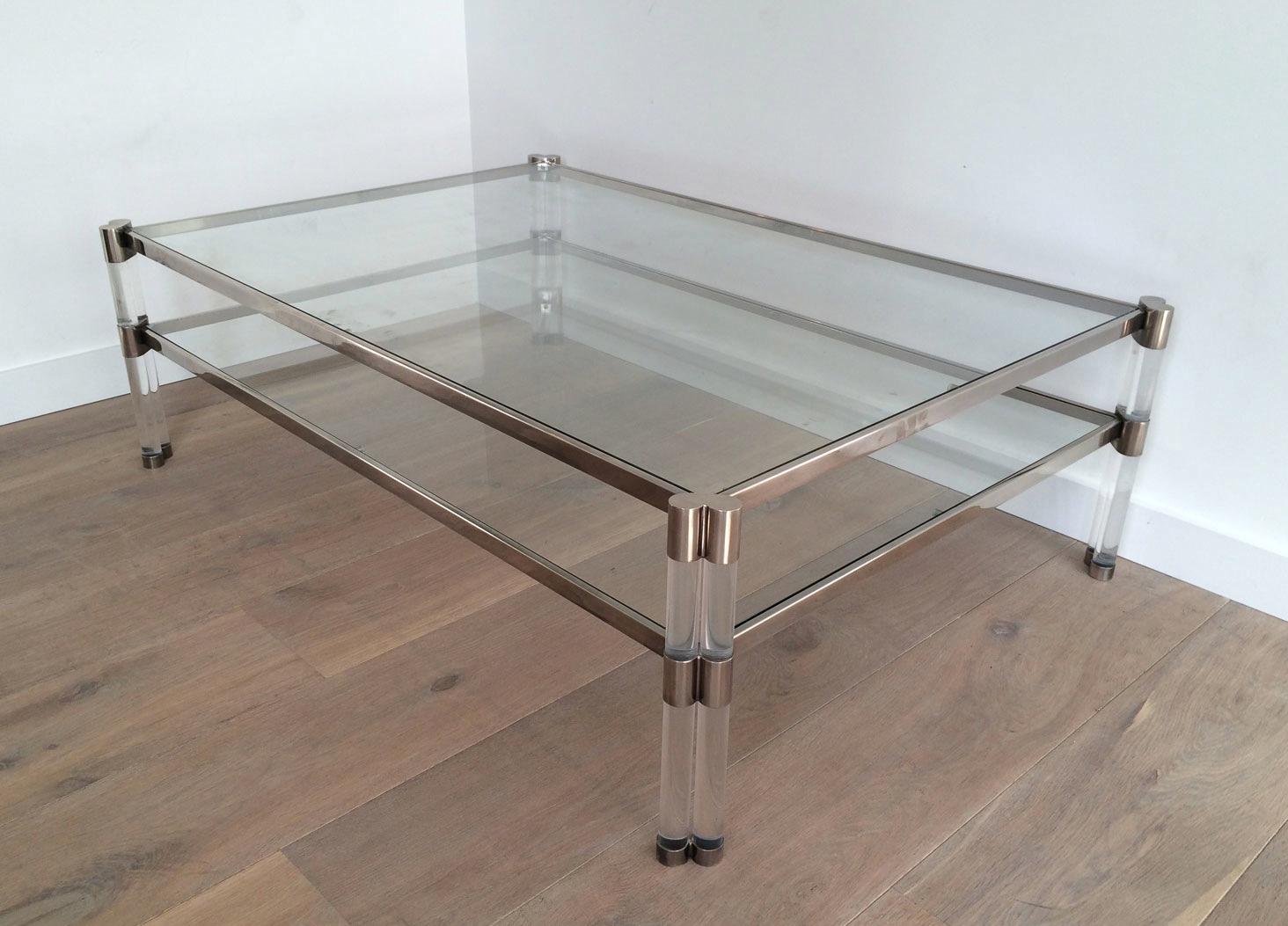 Grande table basse en Lucite et chrome avec 2 étagères en verre Bon état - En vente à Marcq-en-Barœul, Hauts-de-France