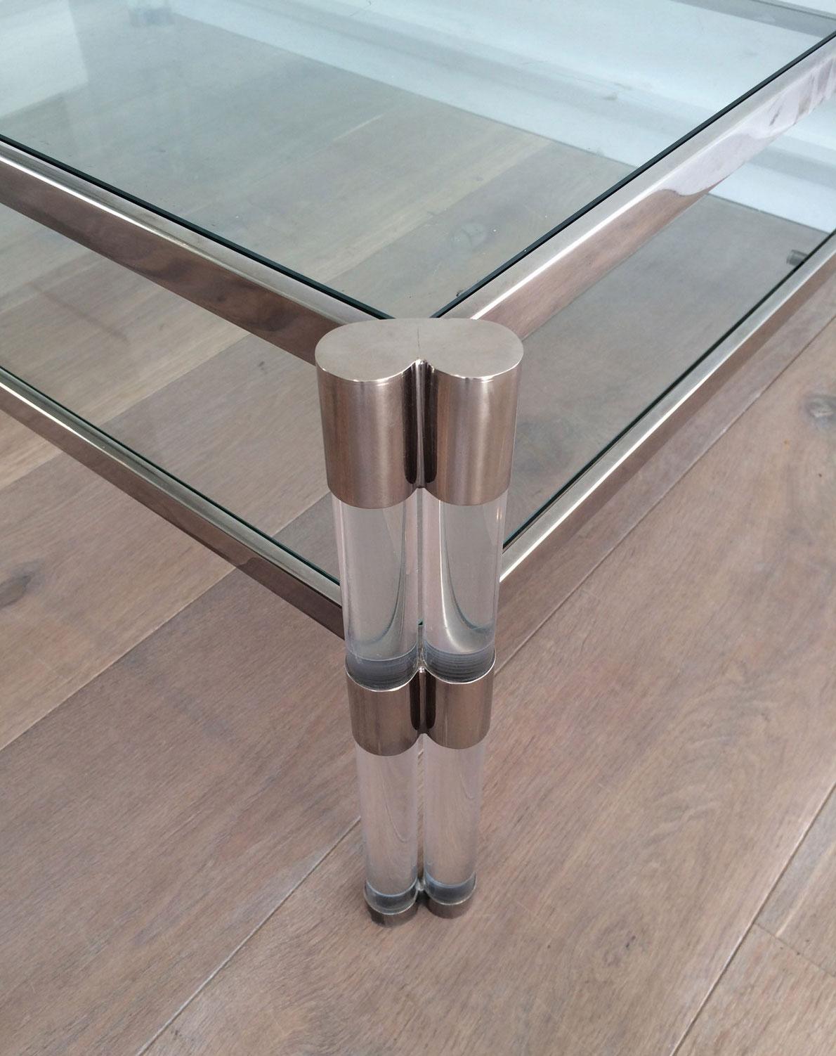 Chrome Grande table basse en Lucite et chrome avec 2 étagères en verre en vente