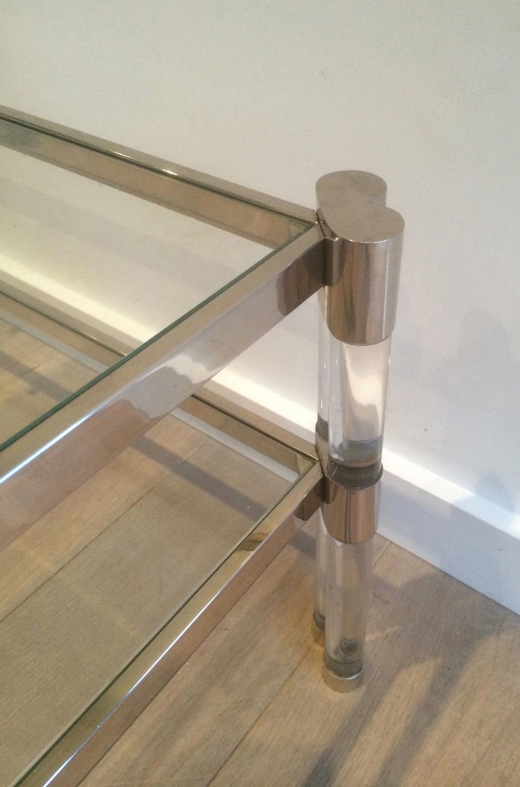 Grande table basse en Lucite et chrome avec 2 étagères en verre en vente 1
