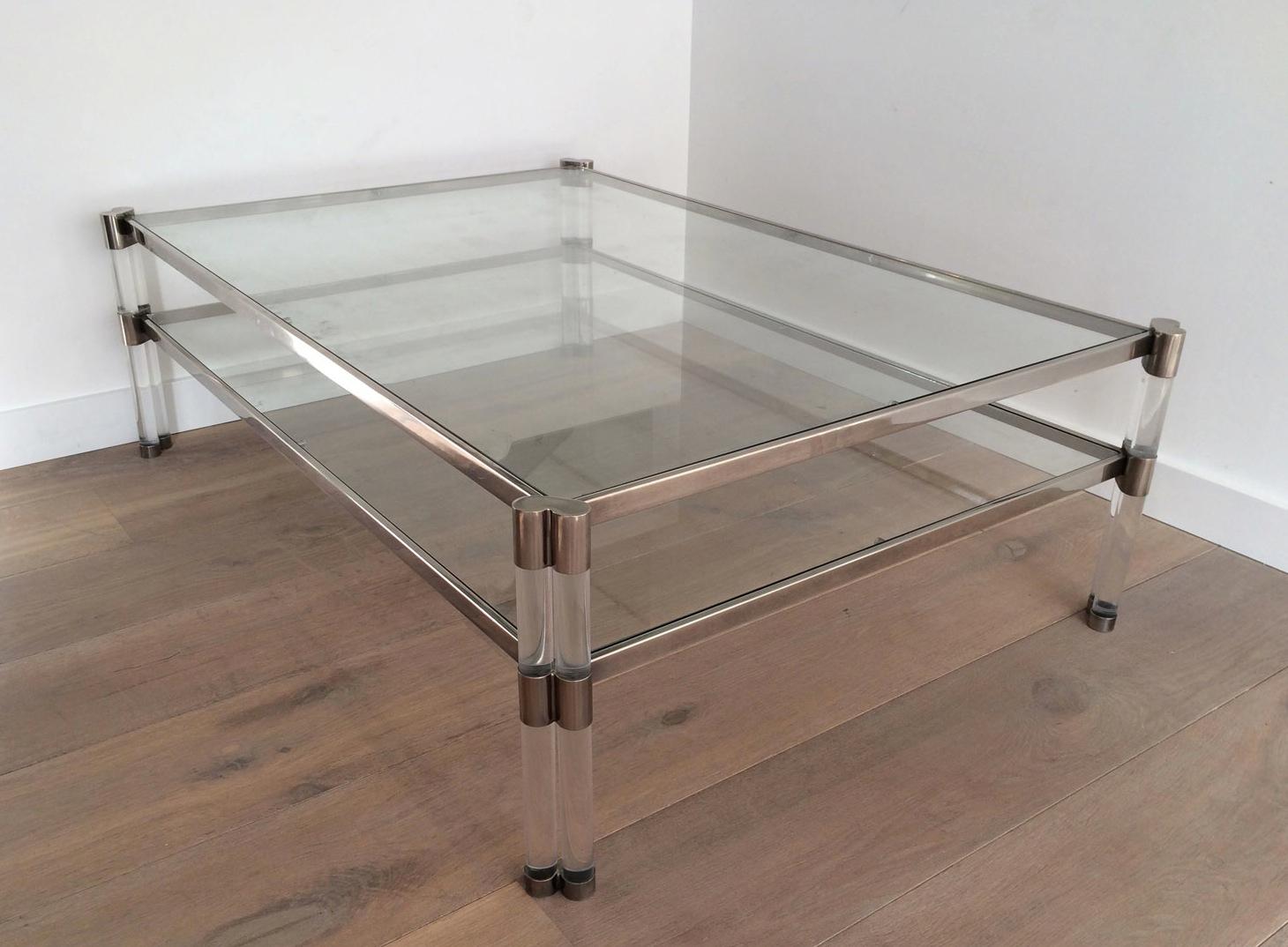 Grande table basse en Lucite et chrome avec 2 étagères en verre en vente 2
