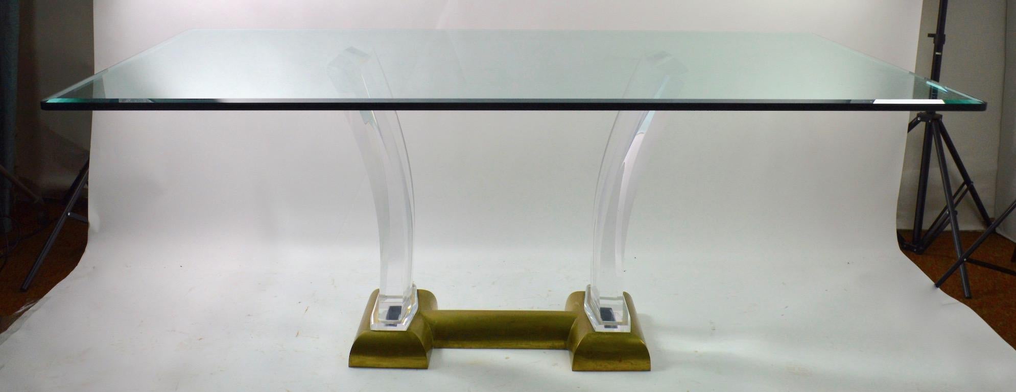 Hollywood Regency Grande table à manger en laiton Lucite et verre de Jeffrey Bigelow en vente