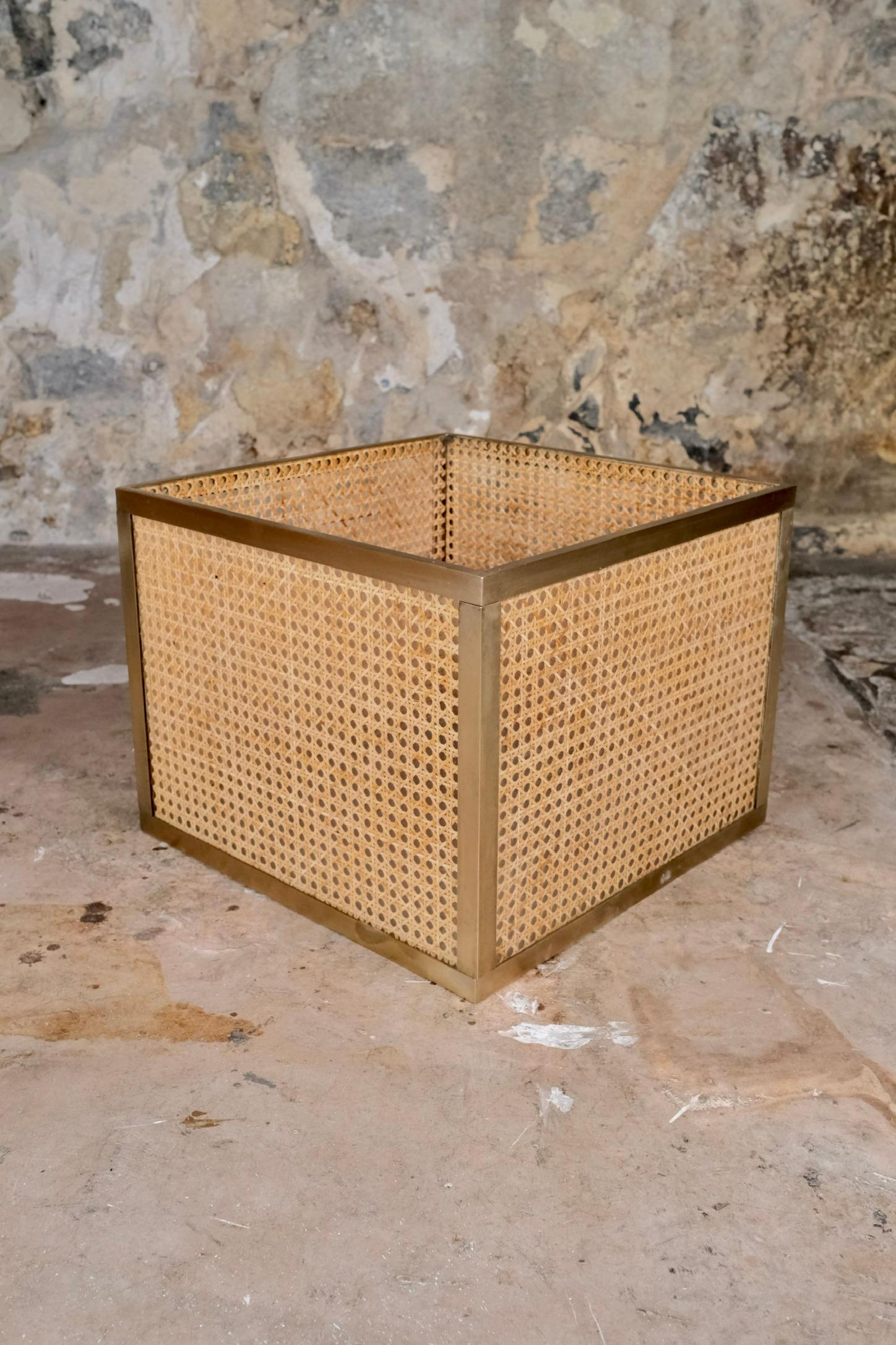 Moderne Grand cache-pot en lucite, canne et laiton par Christian Dior, France, années 1960 en vente