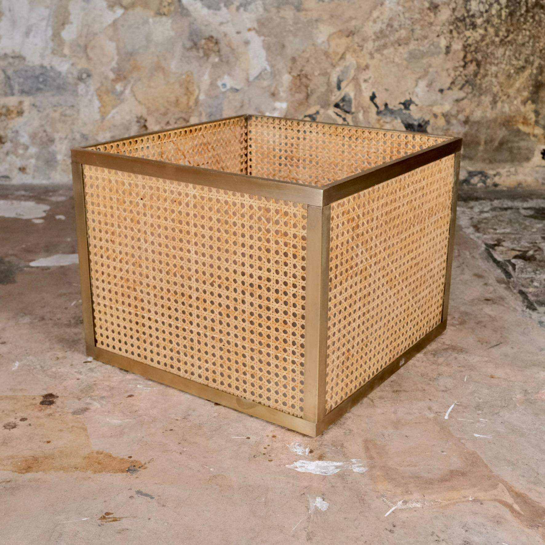 Fin du 20e siècle Grand cache-pot en lucite, canne et laiton par Christian Dior, France, années 1960 en vente