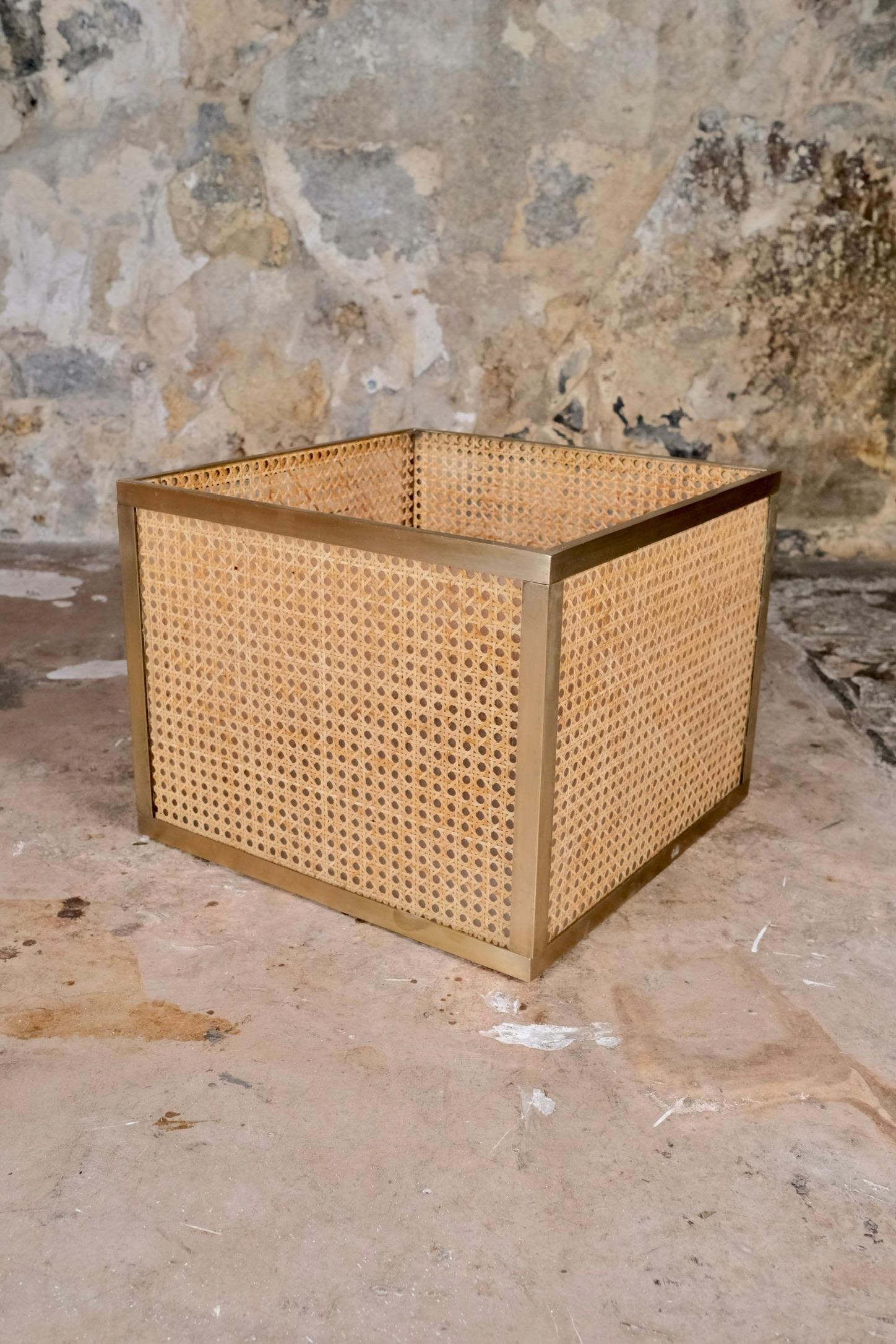 Laiton Grand cache-pot en lucite, canne et laiton par Christian Dior, France, années 1960 en vente
