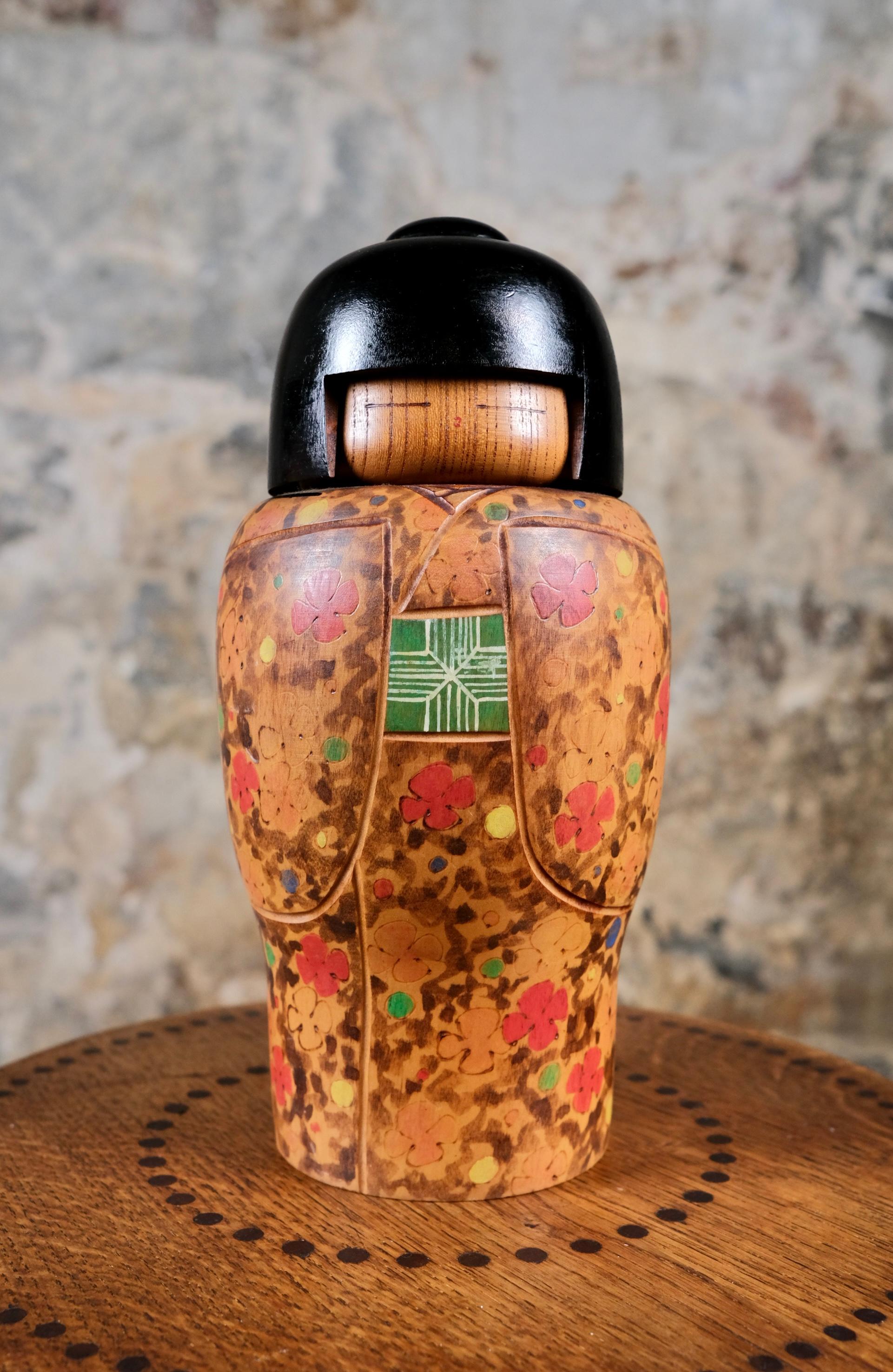 Kokeshi à trèfles, 1970-80, hergestellt von Toa Sekiguchi, dem mehrfach ausgezeichneten Sohn des berühmten Sansaku Sekiguchi, der einer der renommiertesten Kokeshi-Künstler ist und ein eigenes Museum besitzt.
Besonders gut gefällt uns der Kimono mit