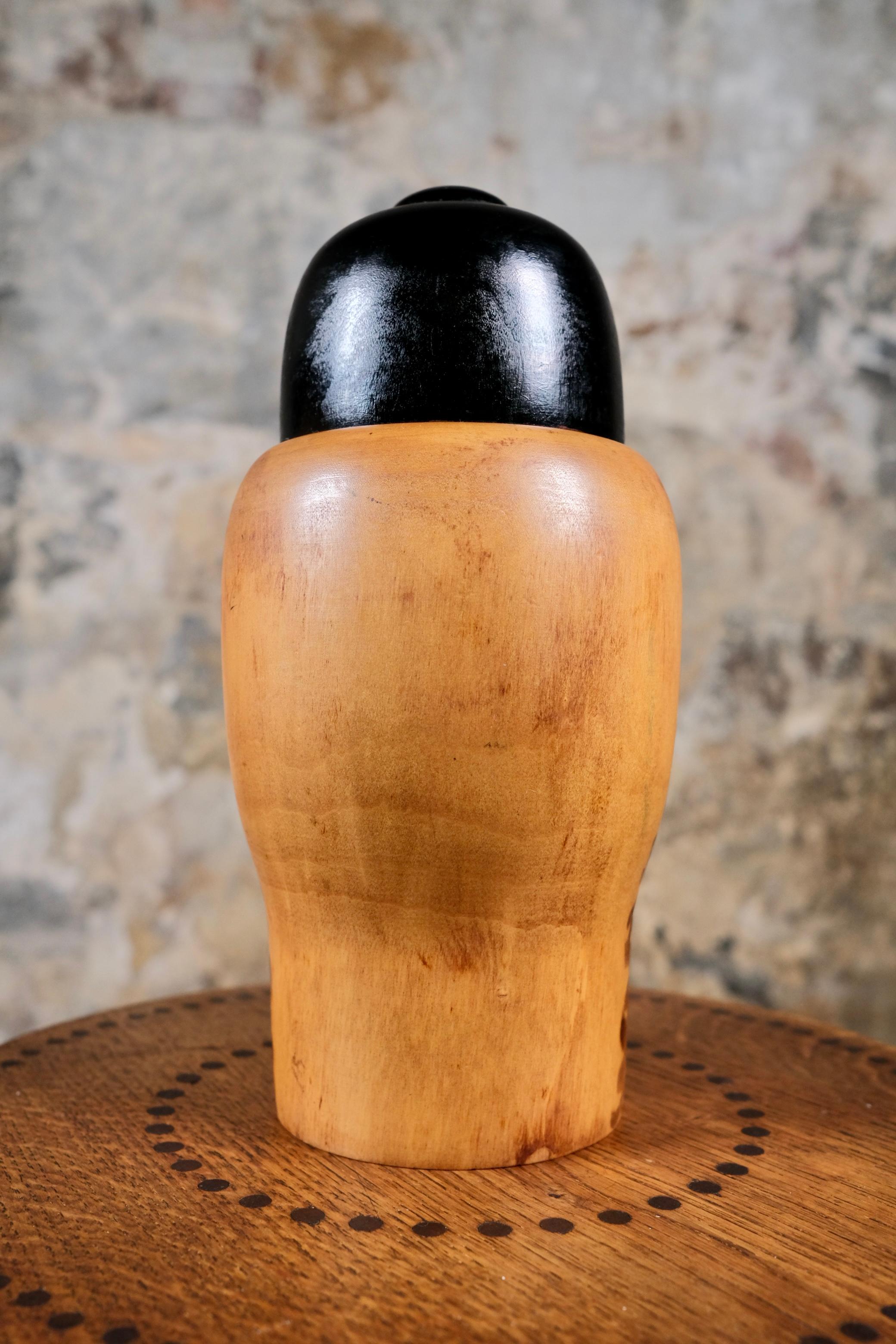 Große Lucky Charms Kokeshi, von Toa Sekiguchi, 1970er Jahre, Japan (Handgeschnitzt) im Angebot