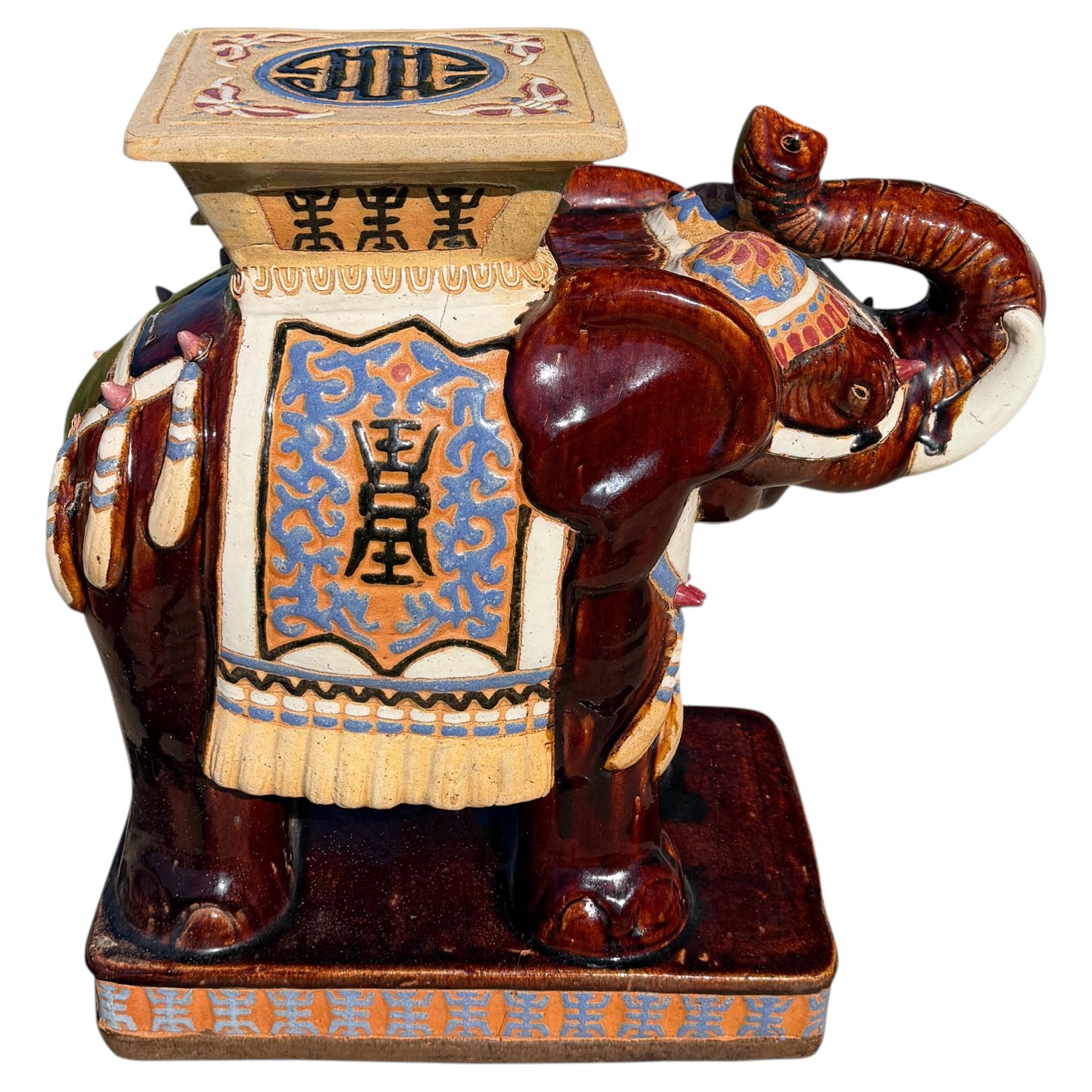 Grand support pour plantes en forme d'éléphant de style chinoiserie « Lucky », en émail couleur sang de bœuf et polychrome
