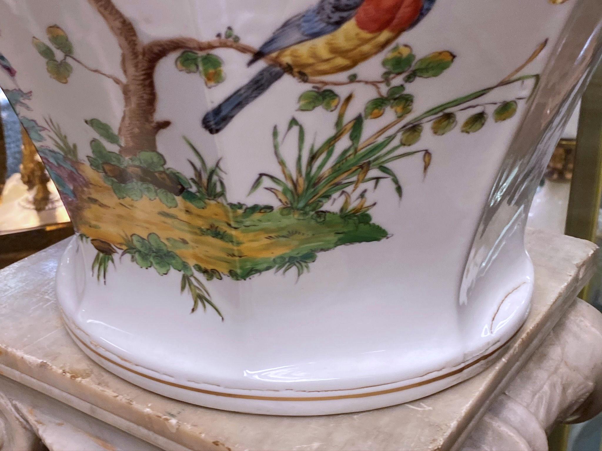 Smaltato Grande vaso e coperchio in porcellana tedesca con motivo di uccelli di Ludwigsburg in vendita