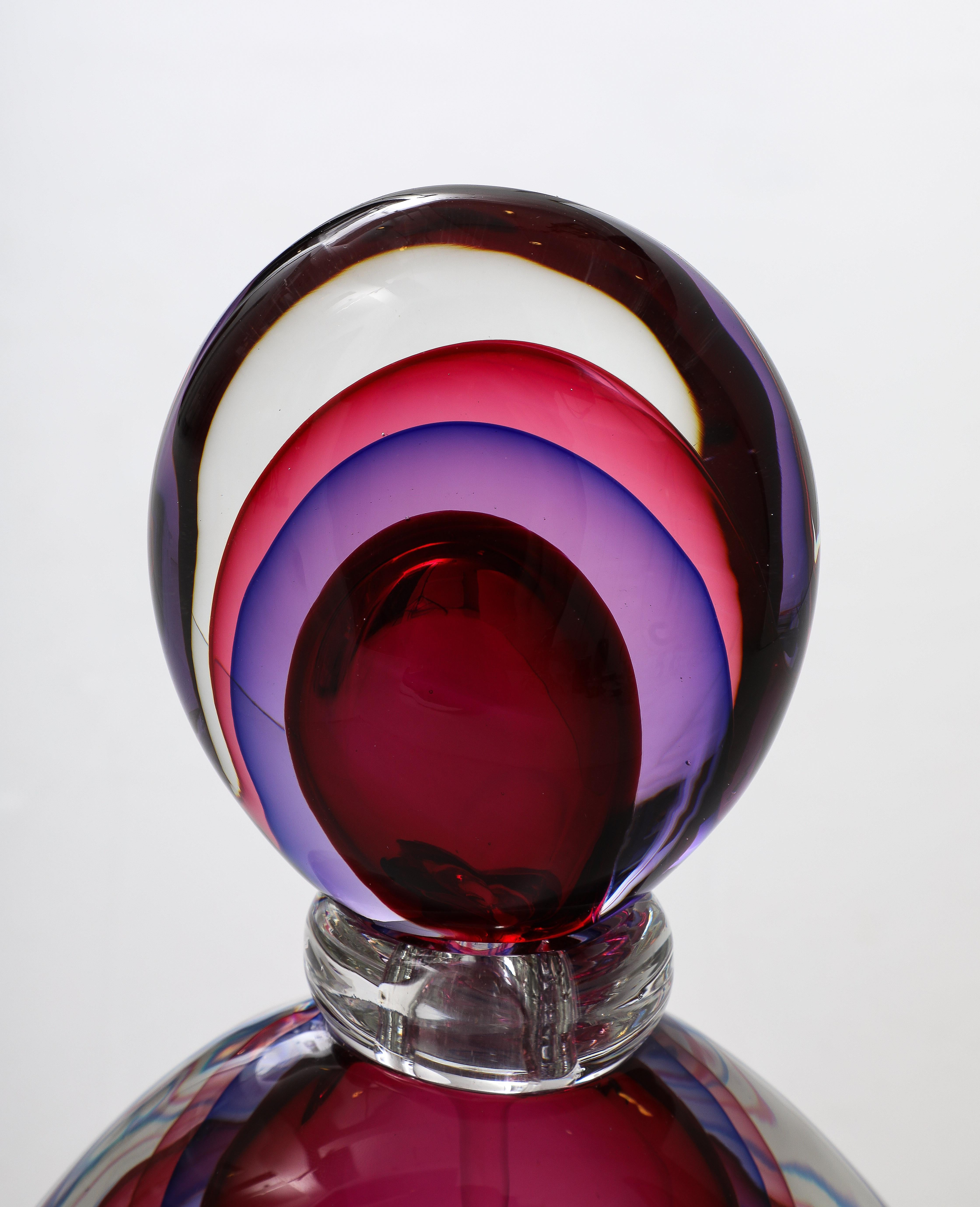 Preciosa botella grande de Murano de los años 70 con tapón diseñada por Luigi Onesto, en estado original vintage con pequeños desgastes y pátina debidos a la edad y al uso, 