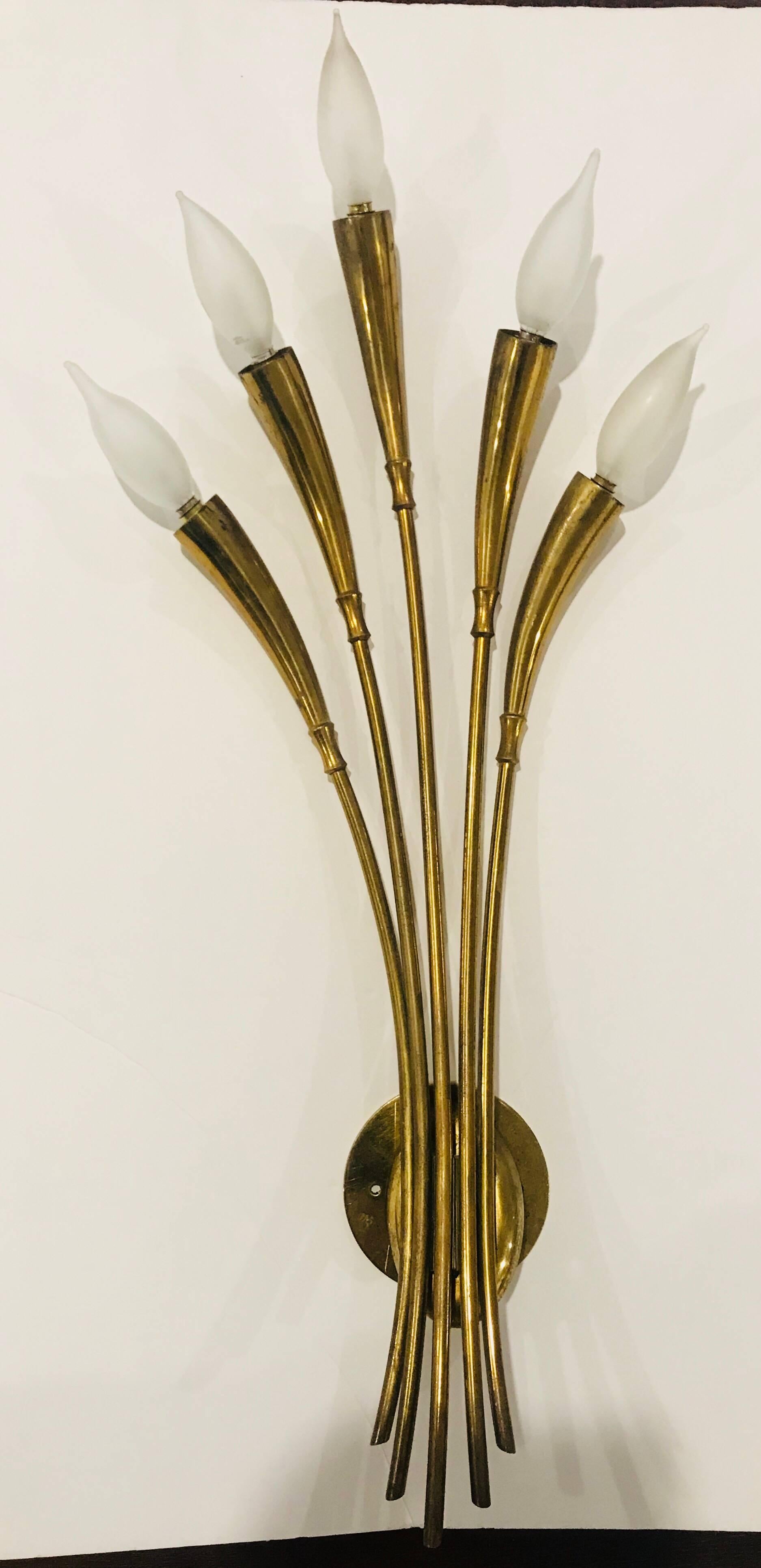 Magnifique applique florale à cinq lumières en laiton doré fabriquée à la main par la célèbre société d'éclairage italienne Lumi. Le câblage a été refait à neuf et la plaque arrière est assortie.