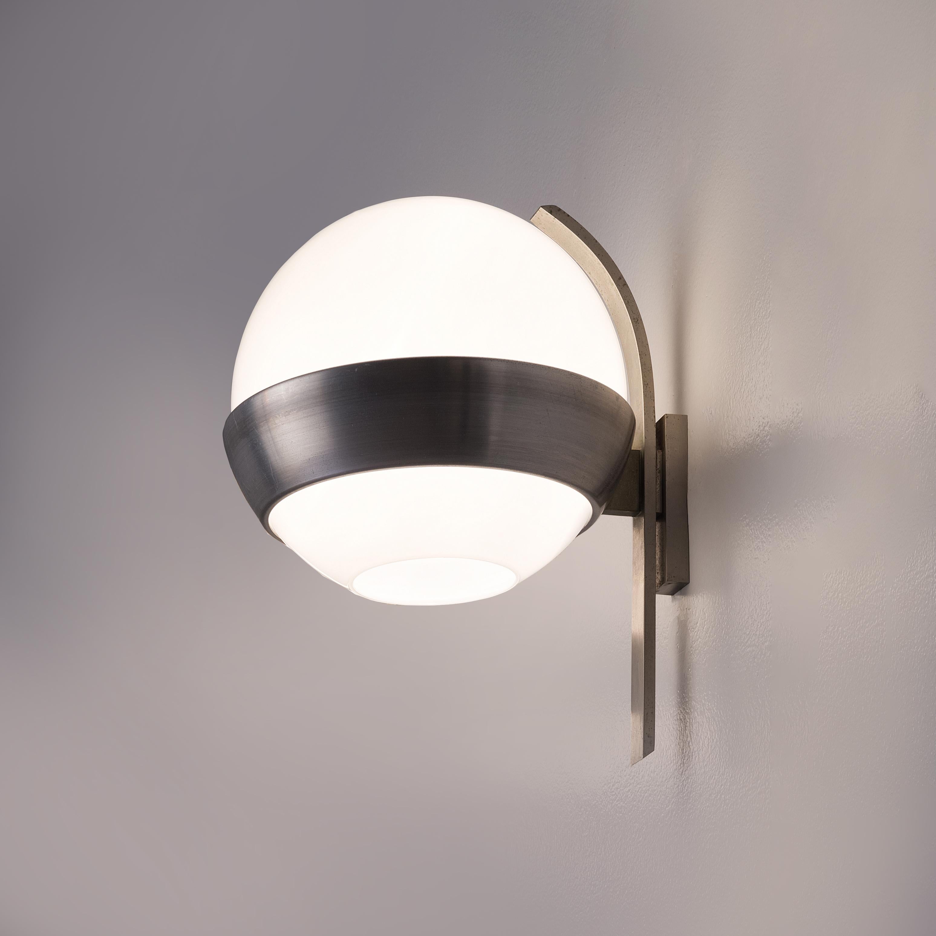 Lumi Milano, wall light model 884, aluminum, glass, Italy, 1970s. 

This stunning wall light is made by the high-end production company Lumi in Milan. The light is wonderfully minimalistic and sober in their design and the metal forms a beautiful