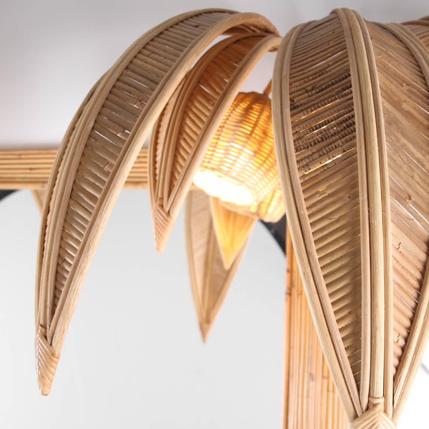 Seltene große Rattan Kokosnussbaum / Palme in voller Länge Spiegel mit 4 Lichter in den Kokosnüssen. Typisch für die siebziger Jahre und inspiriert von der Arbeit von Maison Jansen.
Hochwertige, vollständig handgefertigte Arbeiten. Ausgezeichneter