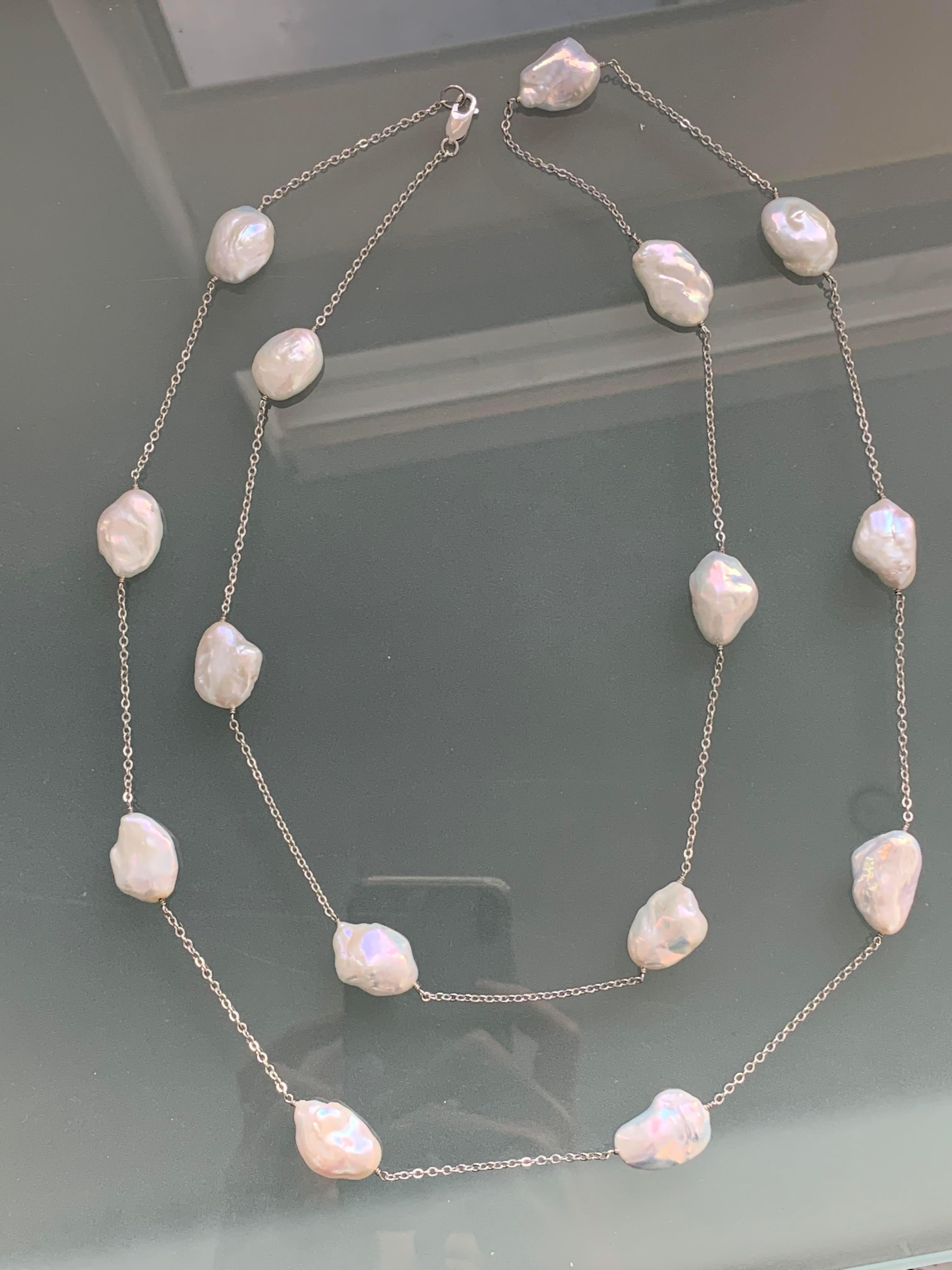 Non taillé Grand collier satellite en perles Keishi lustrées de 127 cm en vente
