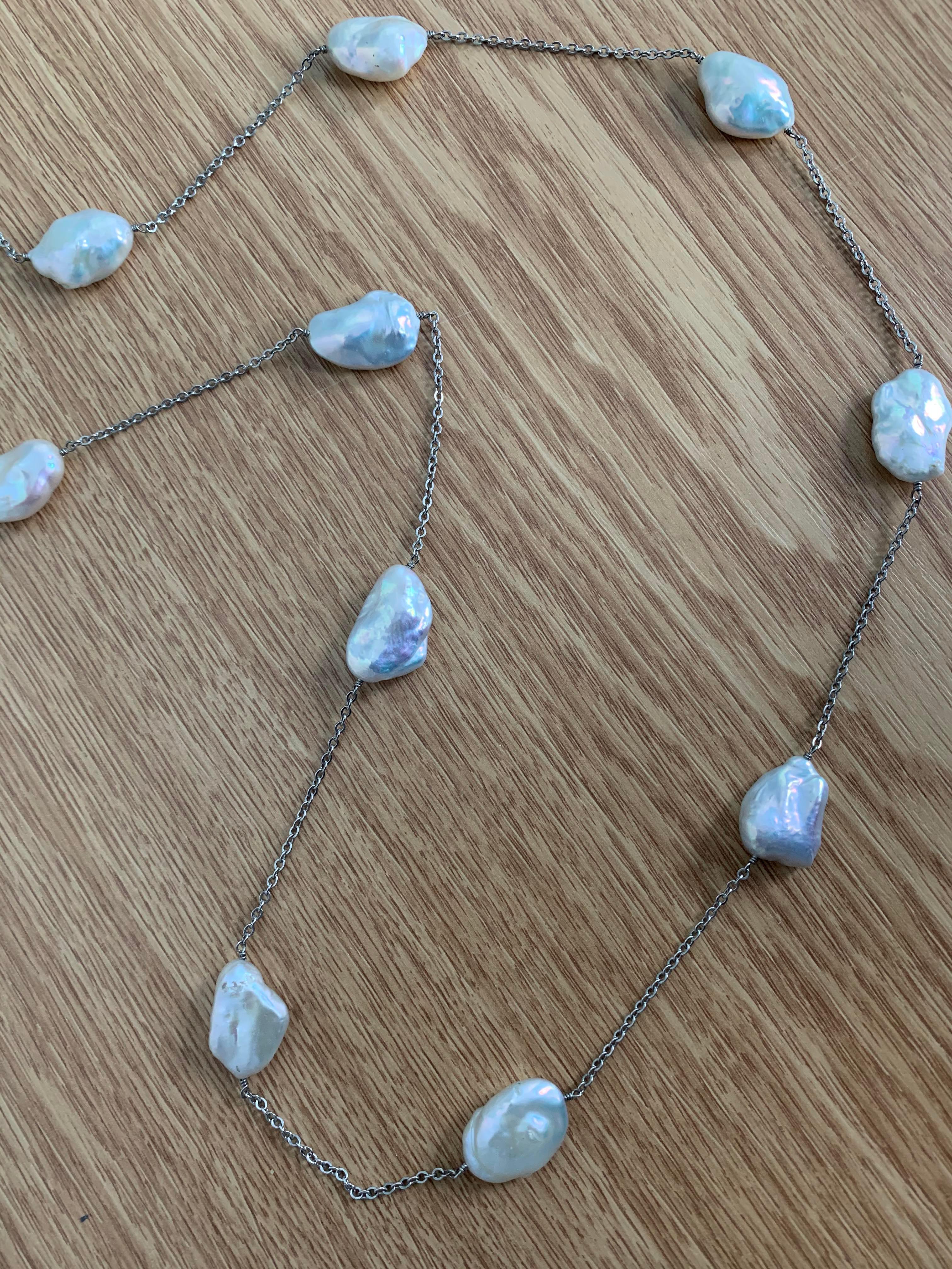 Grand collier satellite en perles Keishi lustrées de 127 cm Unisexe en vente