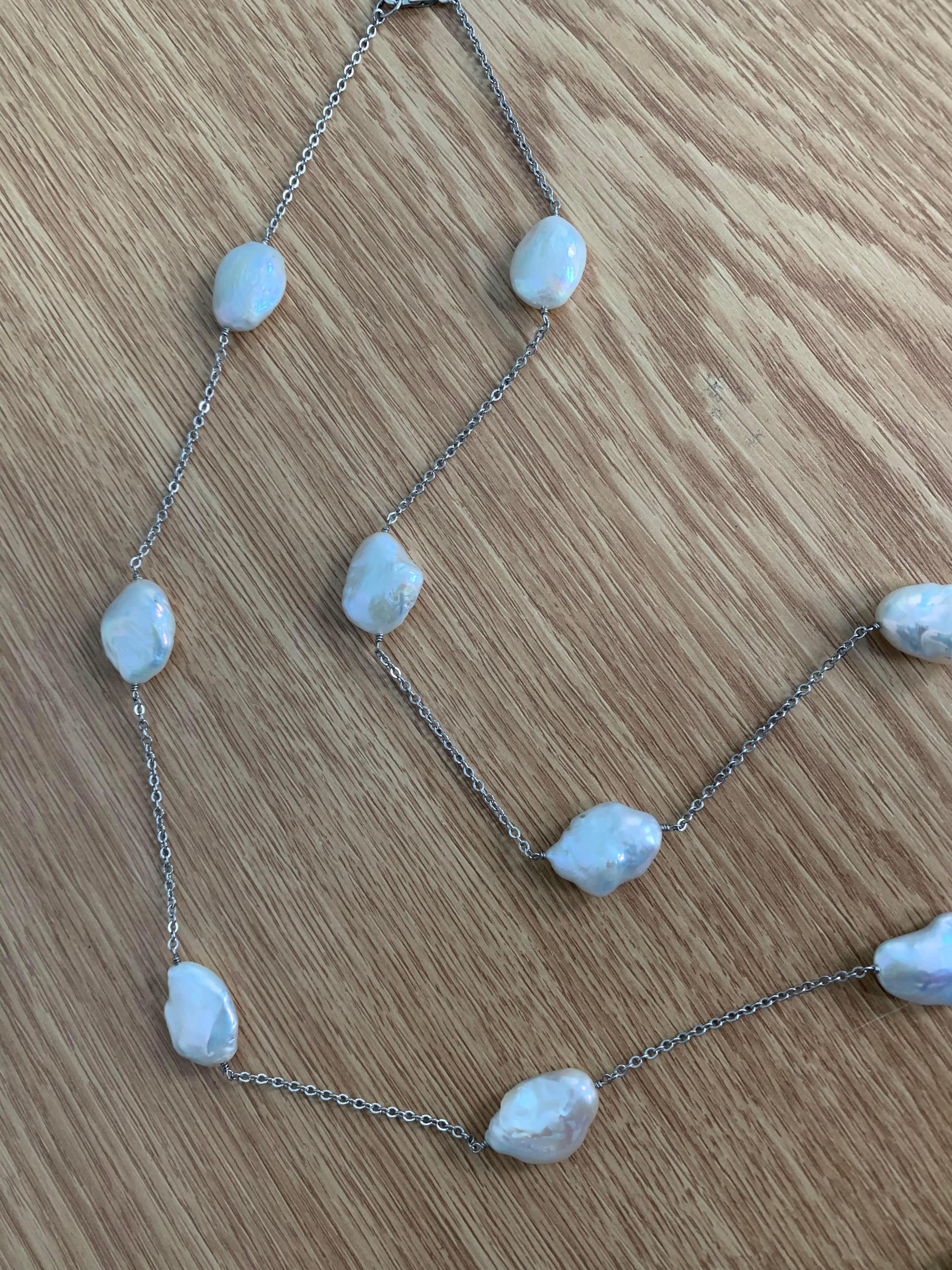 Grand collier satellite en perles Keishi lustrées de 127 cm en vente 1