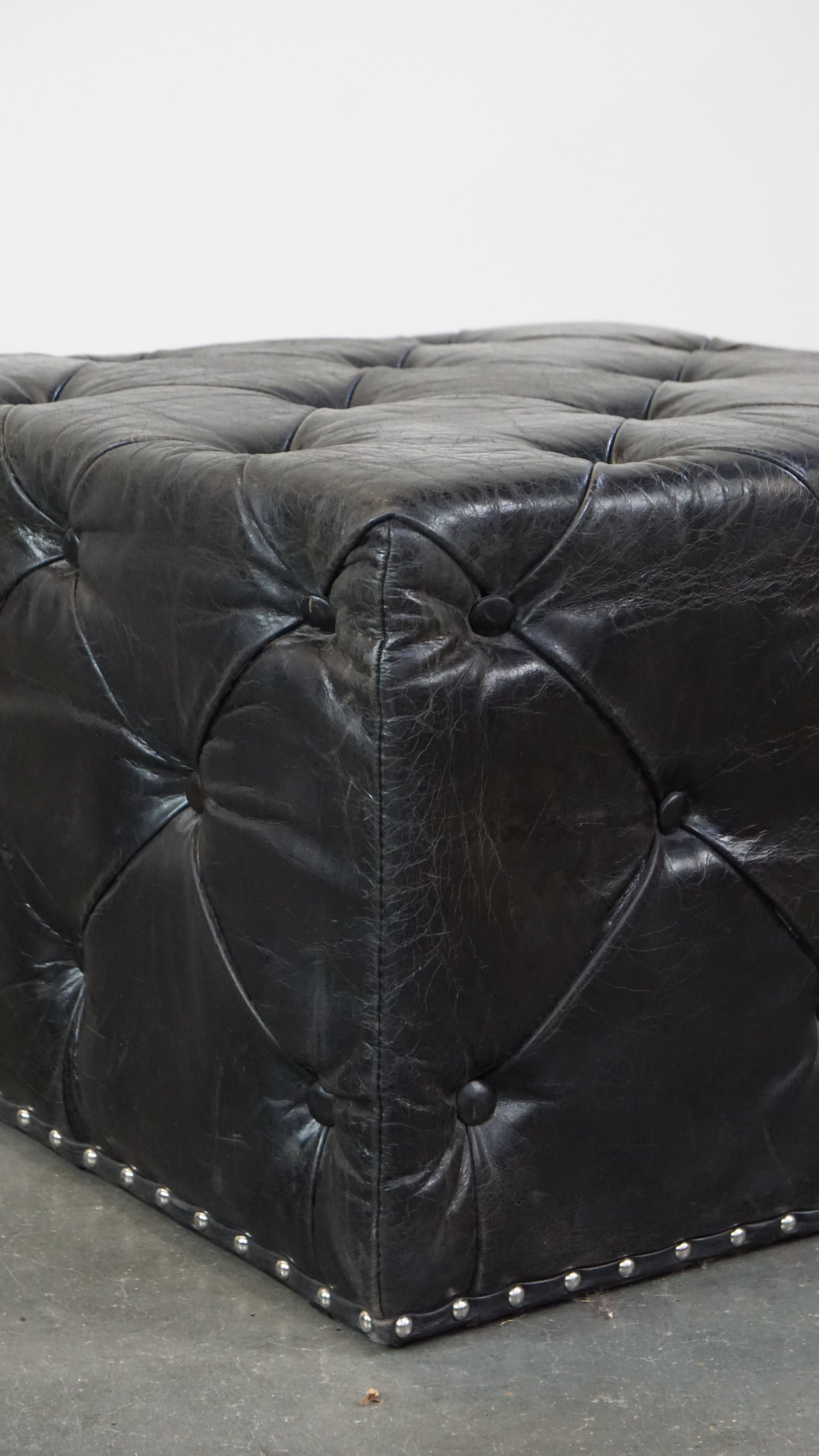 Grand ottoman/table basse en cuir de vachette Chesterfield noir, luxueux et carré en vente 4