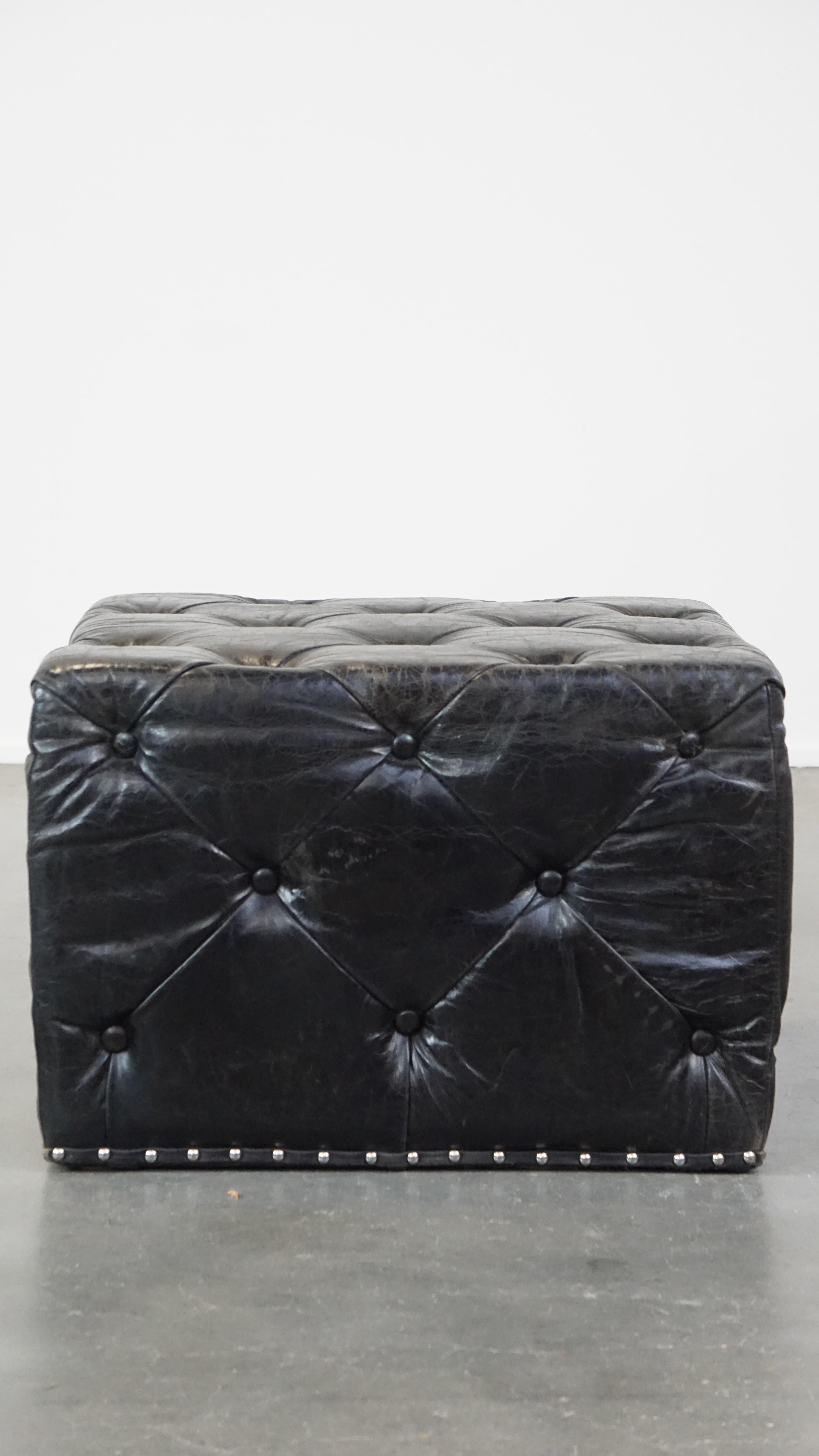 Un repose-pieds en cuir, également appelé ottoman, transforme votre fauteuil déjà confortable en un véritable paradis de la détente. Vos pieds reposant sur ce pouf, vous profitez encore plus de vos moments de repos. Vous souhaitez créer rapidement