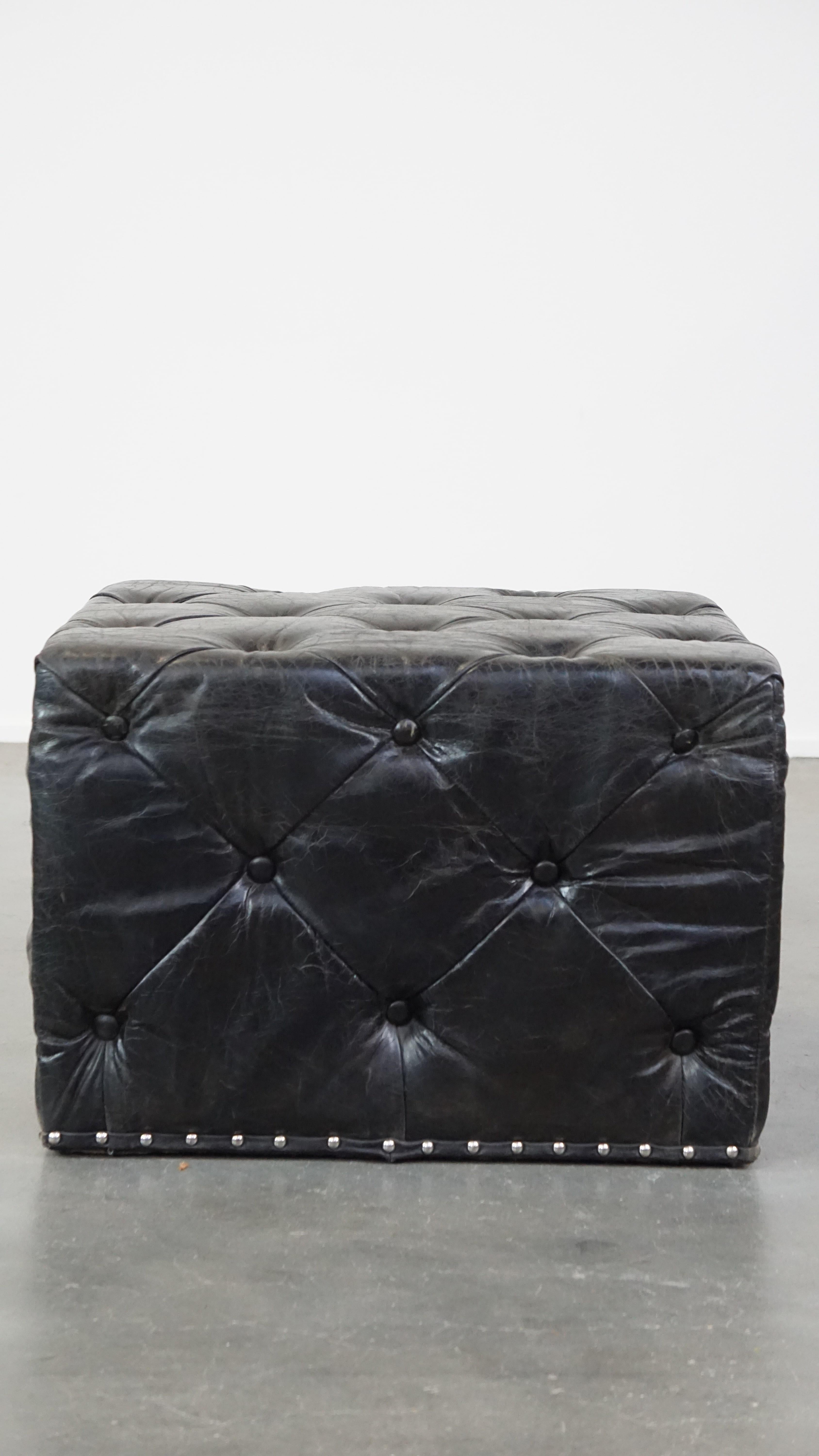 Fait main Grand ottoman/table basse en cuir de vachette Chesterfield noir, luxueux et carré en vente