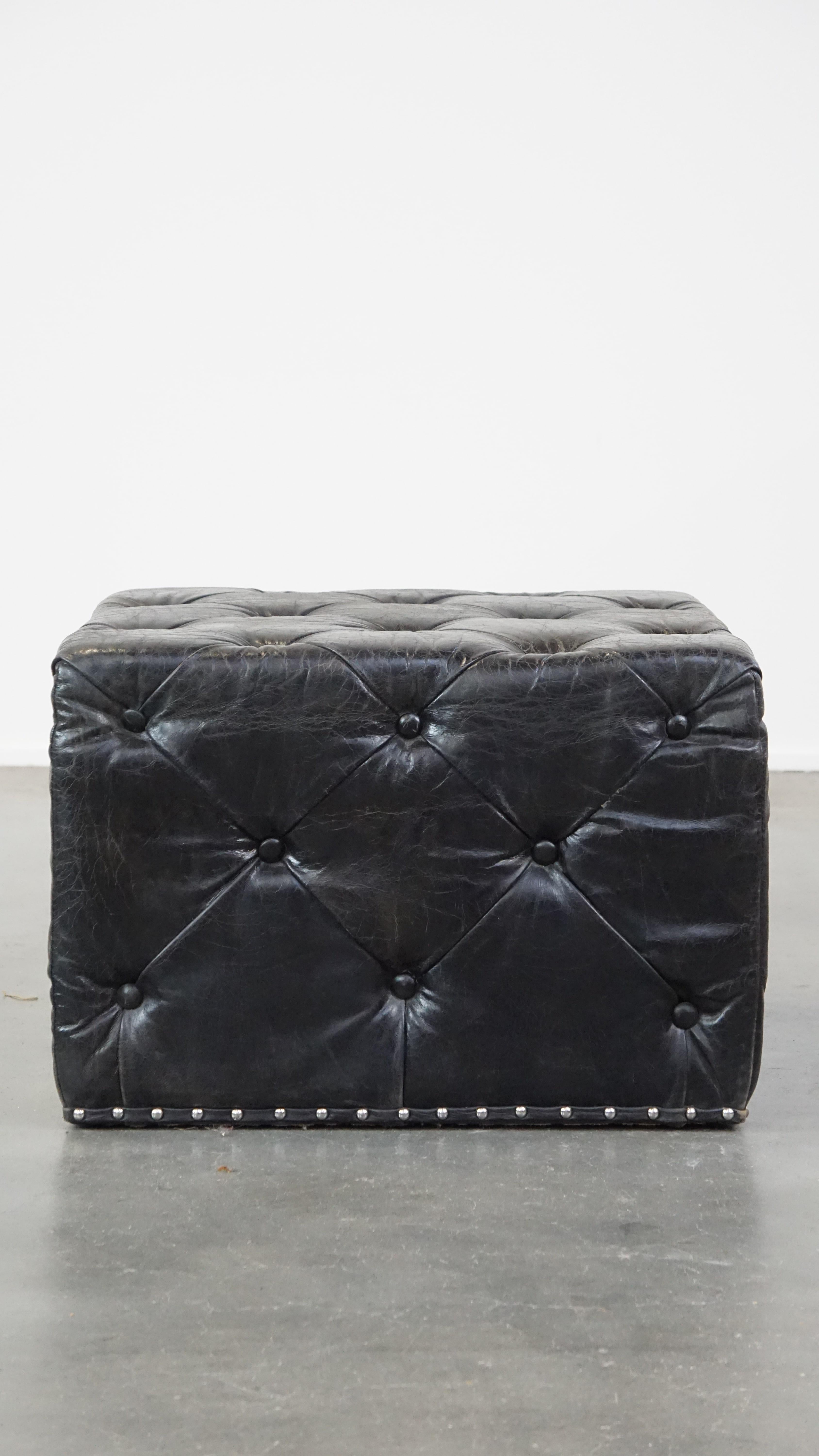 Grand ottoman/table basse en cuir de vachette Chesterfield noir, luxueux et carré Bon état - En vente à Harderwijk, NL