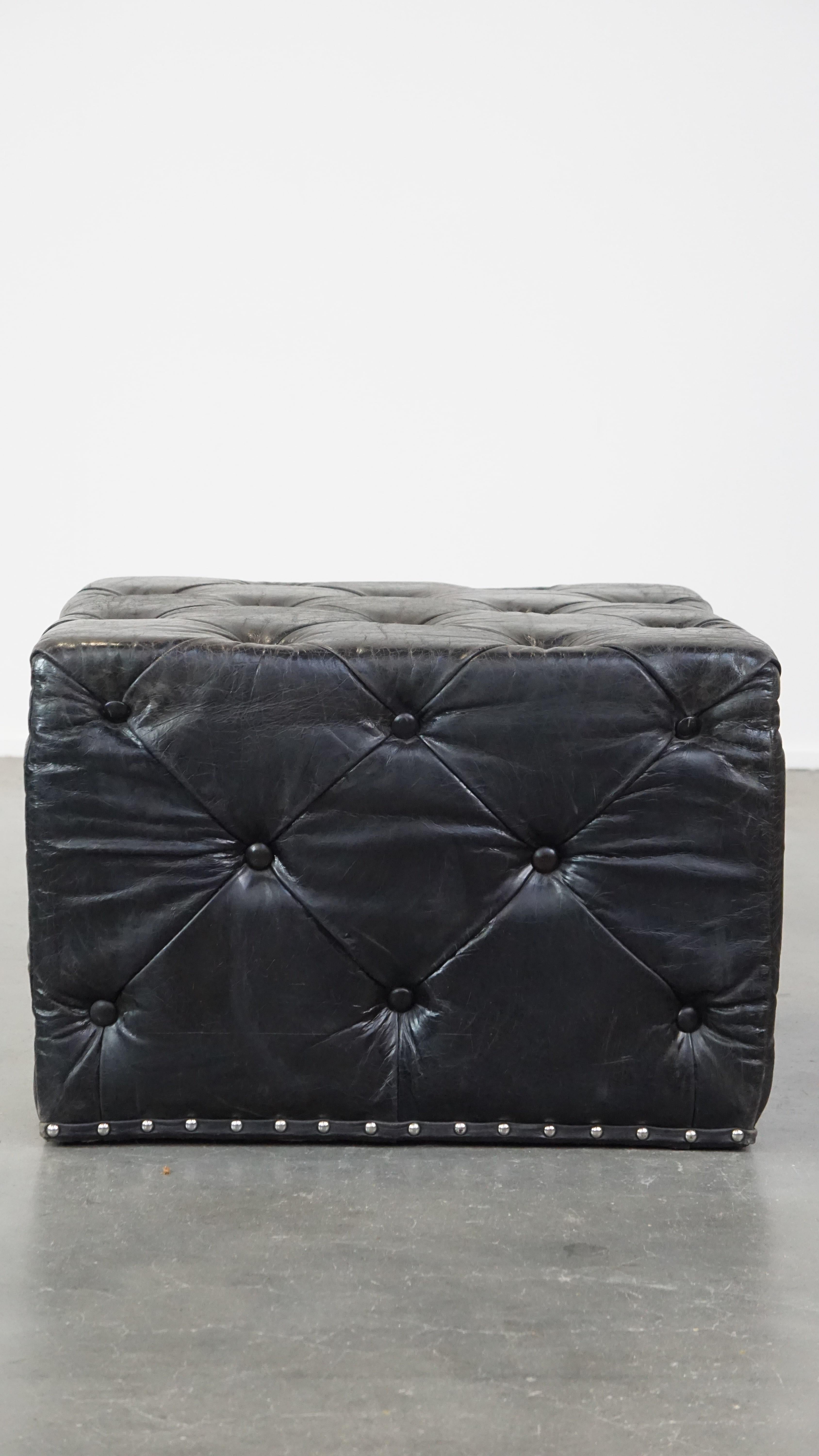 20ième siècle Grand ottoman/table basse en cuir de vachette Chesterfield noir, luxueux et carré en vente