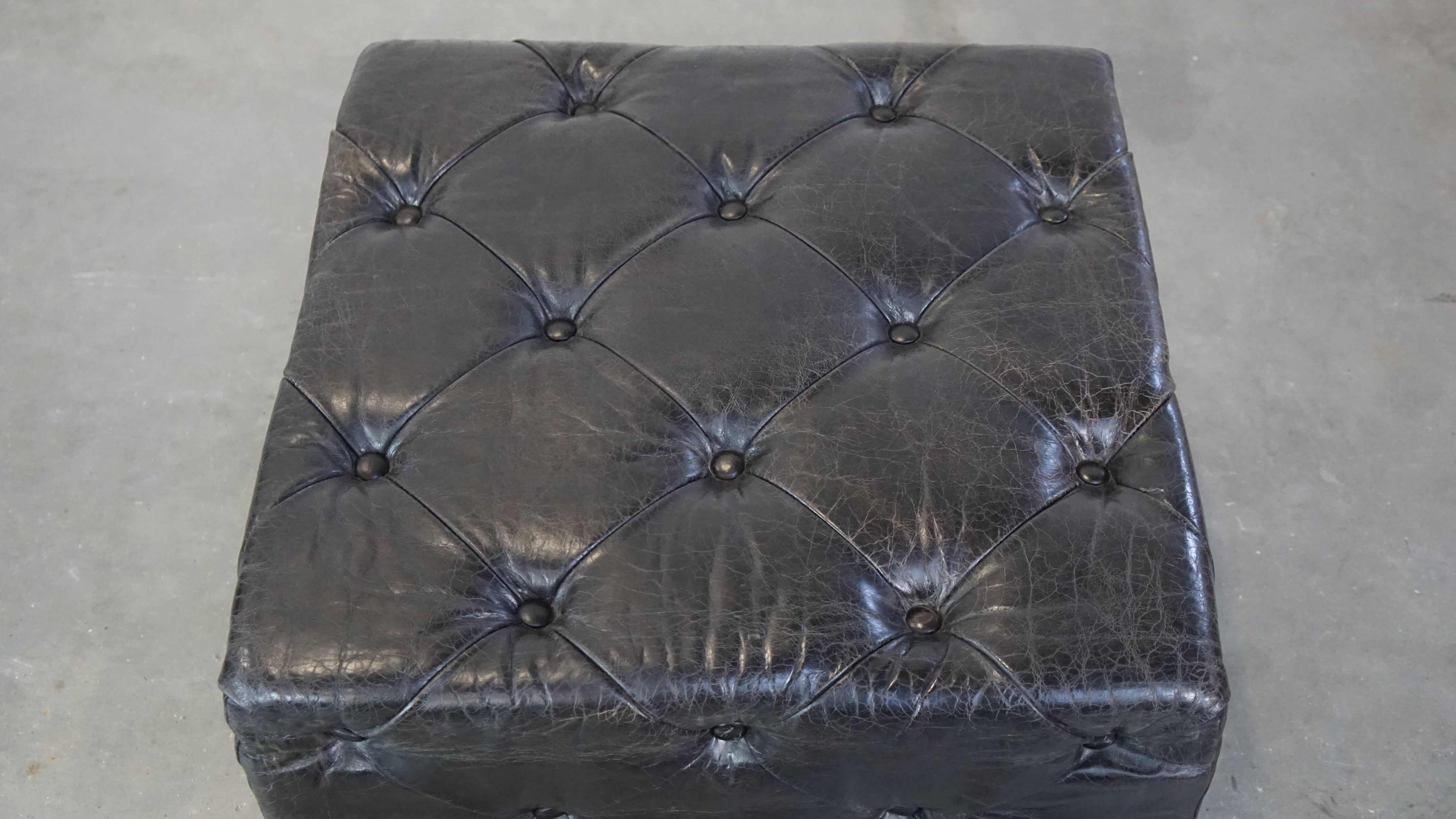 Cuir de vache Grand ottoman/table basse en cuir de vachette Chesterfield noir, luxueux et carré en vente
