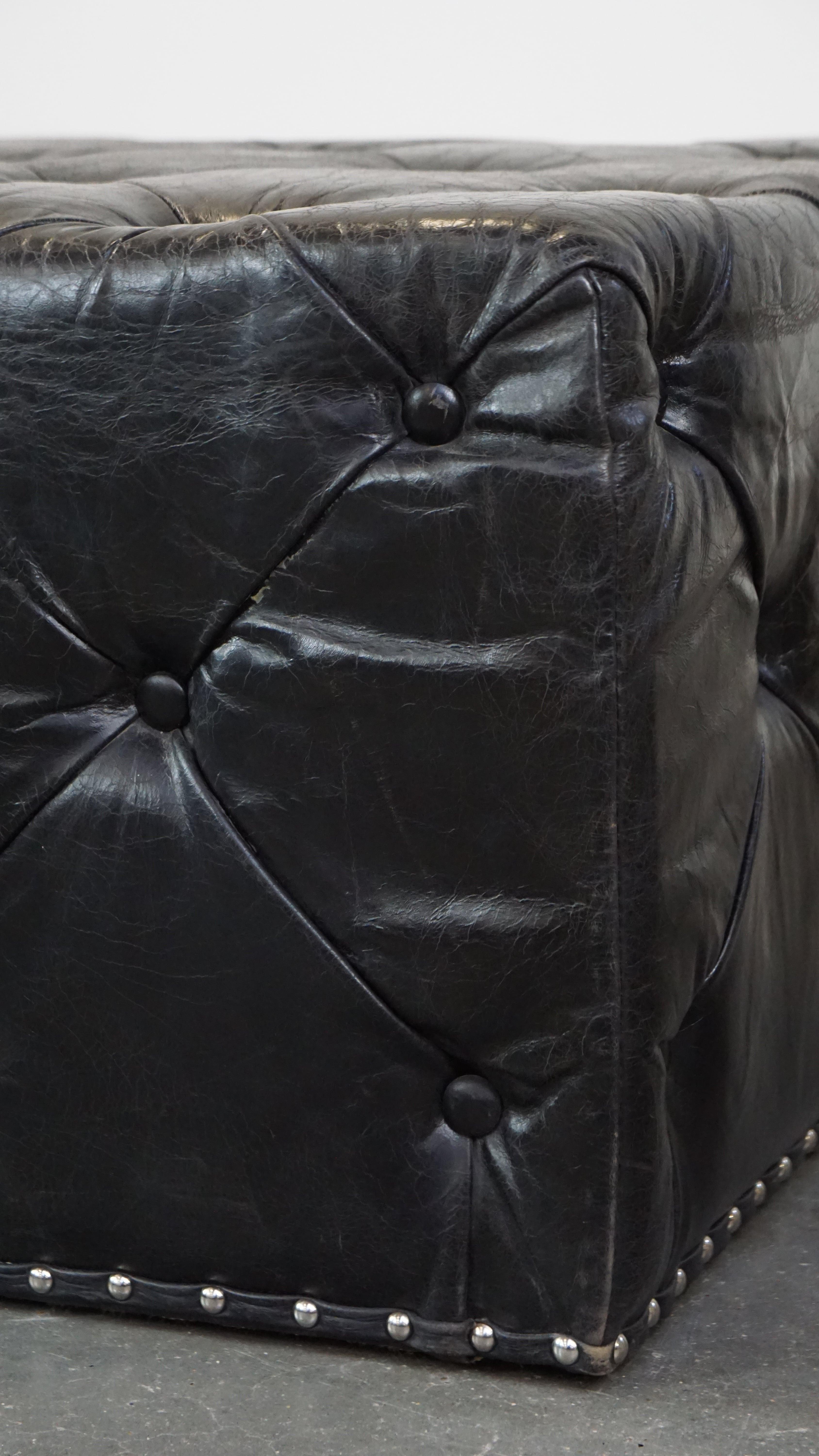 Grand ottoman/table basse en cuir de vachette Chesterfield noir, luxueux et carré en vente 2