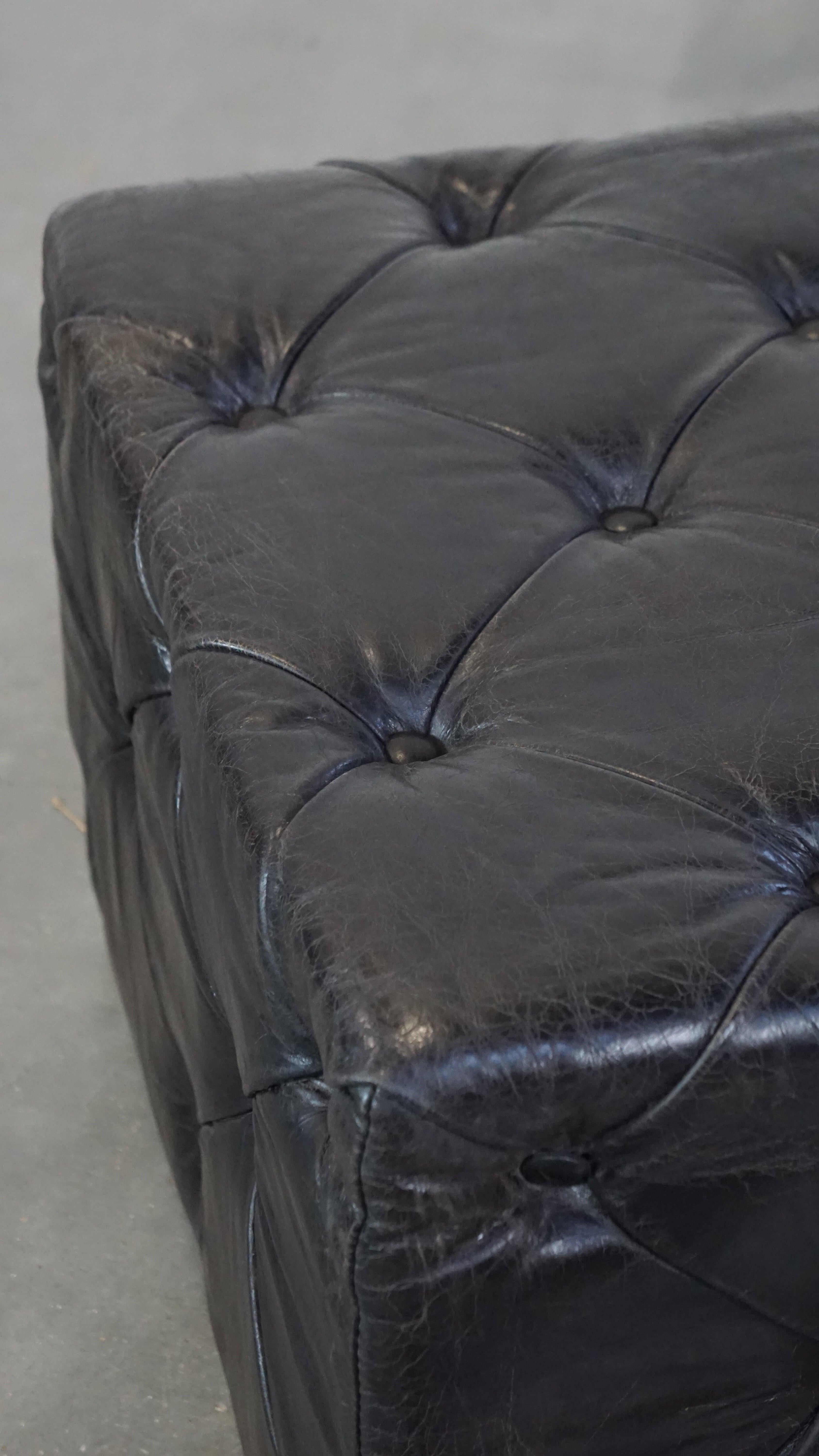 Grand ottoman/table basse en cuir de vachette Chesterfield noir, luxueux et carré en vente 3