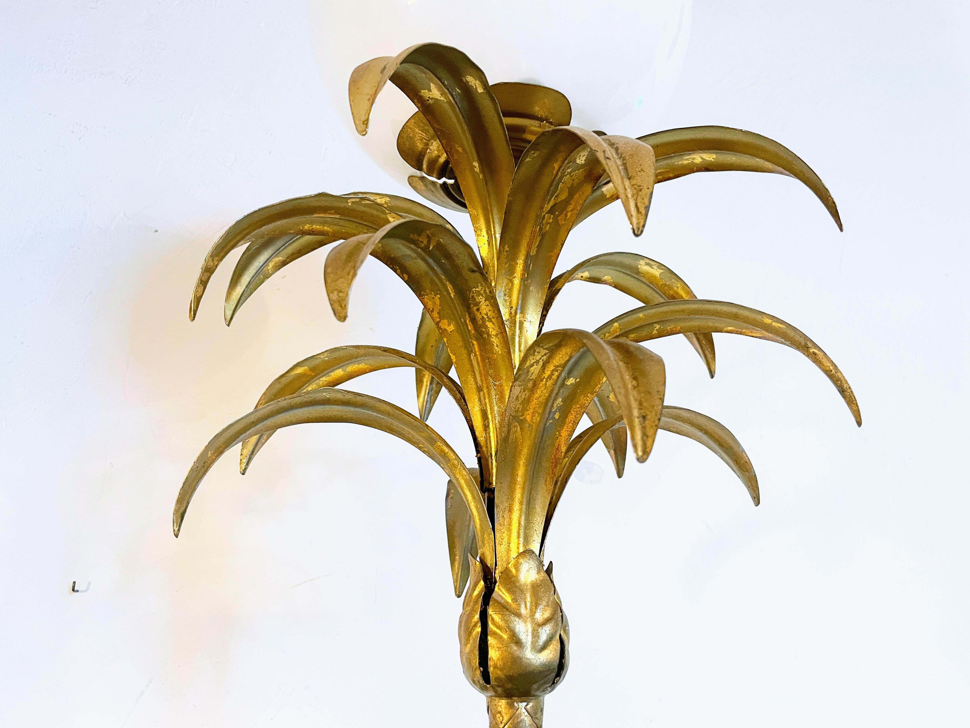Large, luxurious floor lamp with a pineapple made of gilded metal and glass For Sale 2
