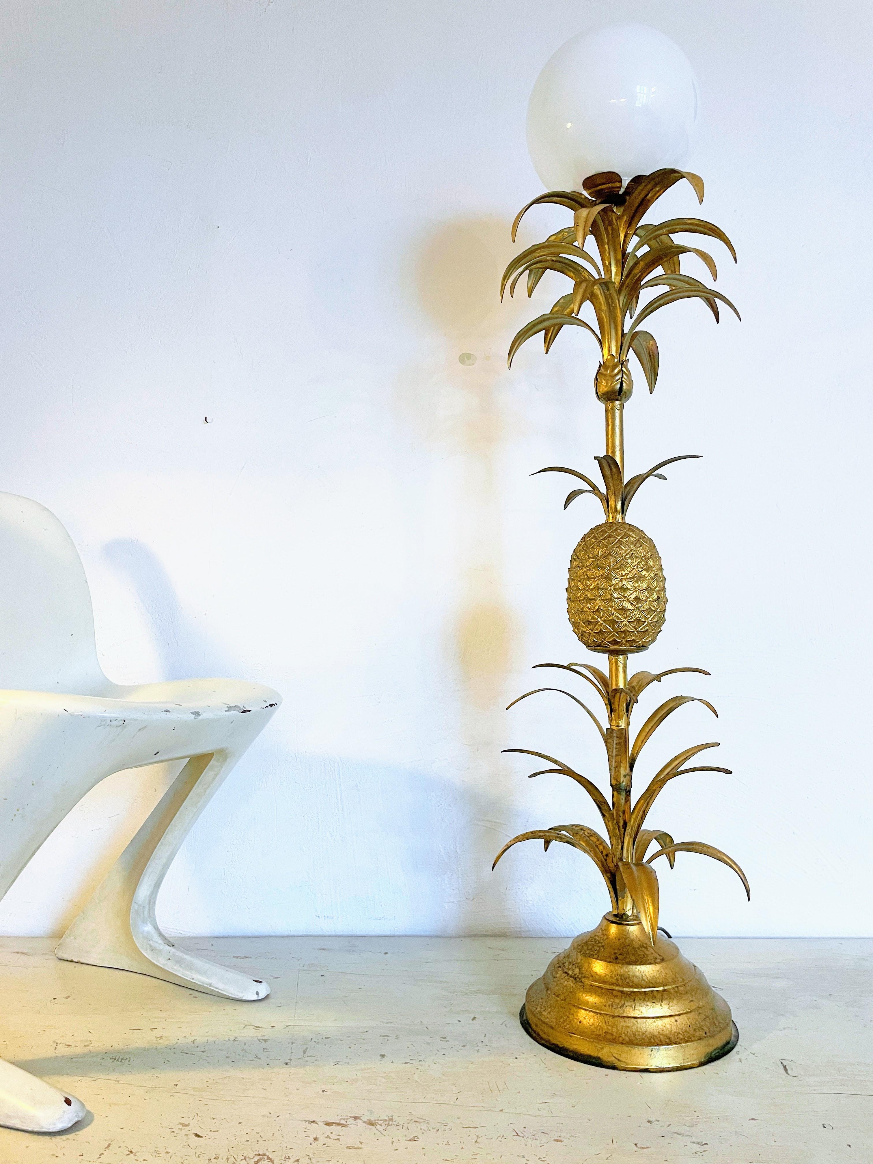 Hollywood Regency Grand lampadaire luxueux avec une ananas en métal doré et verre en vente