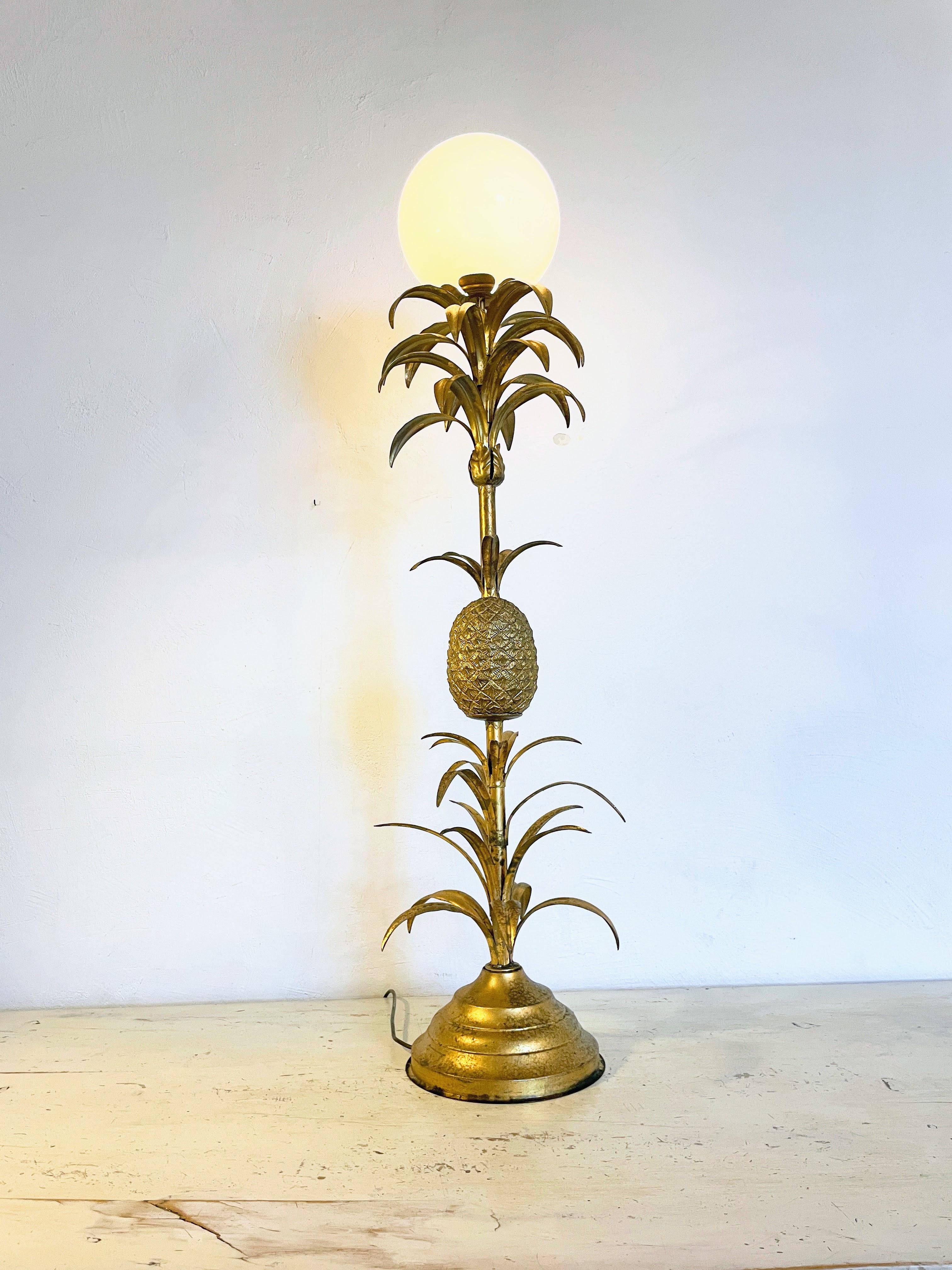 Allemand Grand lampadaire luxueux avec une ananas en métal doré et verre en vente