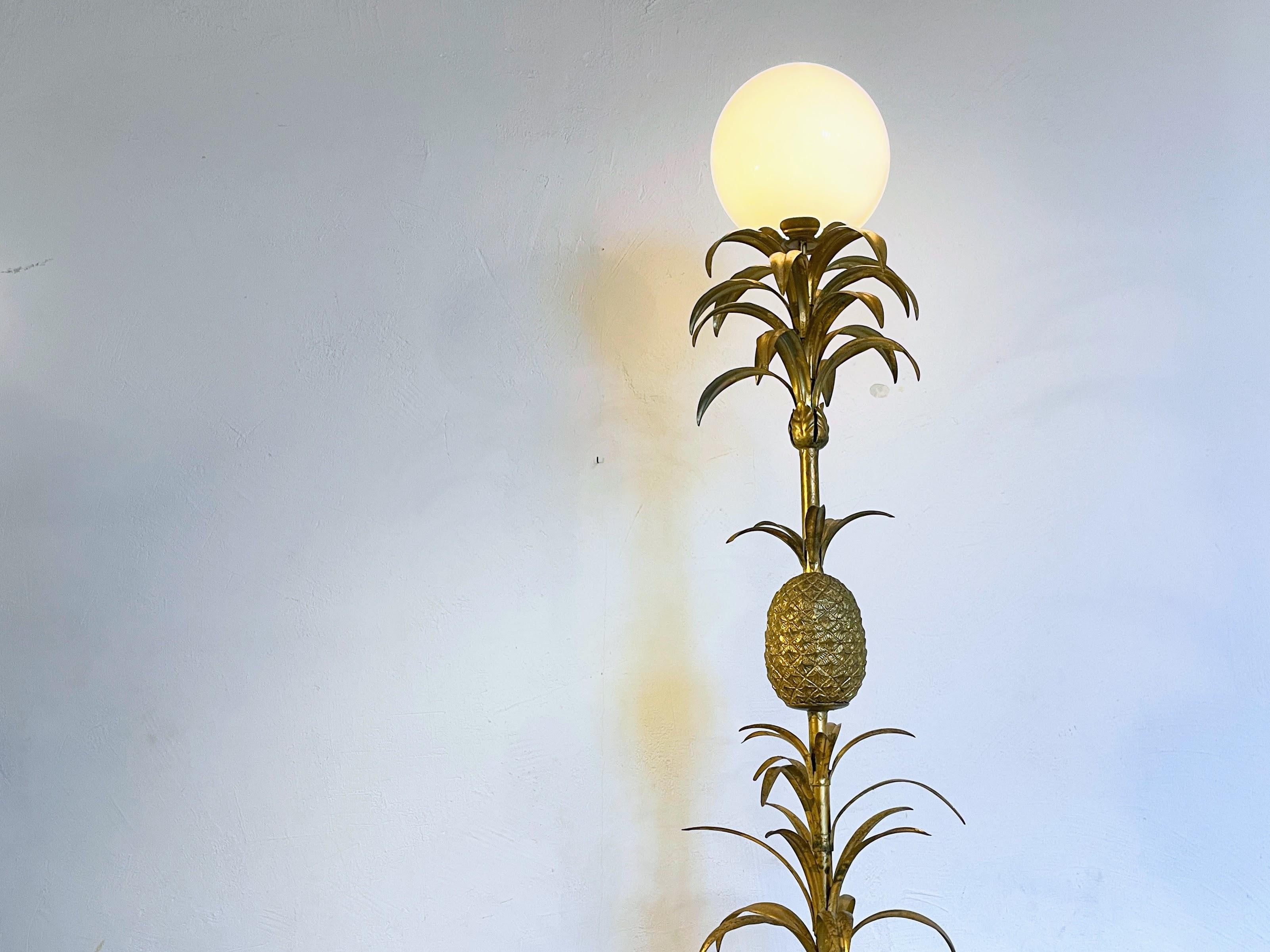 Doré Grand lampadaire luxueux avec une ananas en métal doré et verre en vente