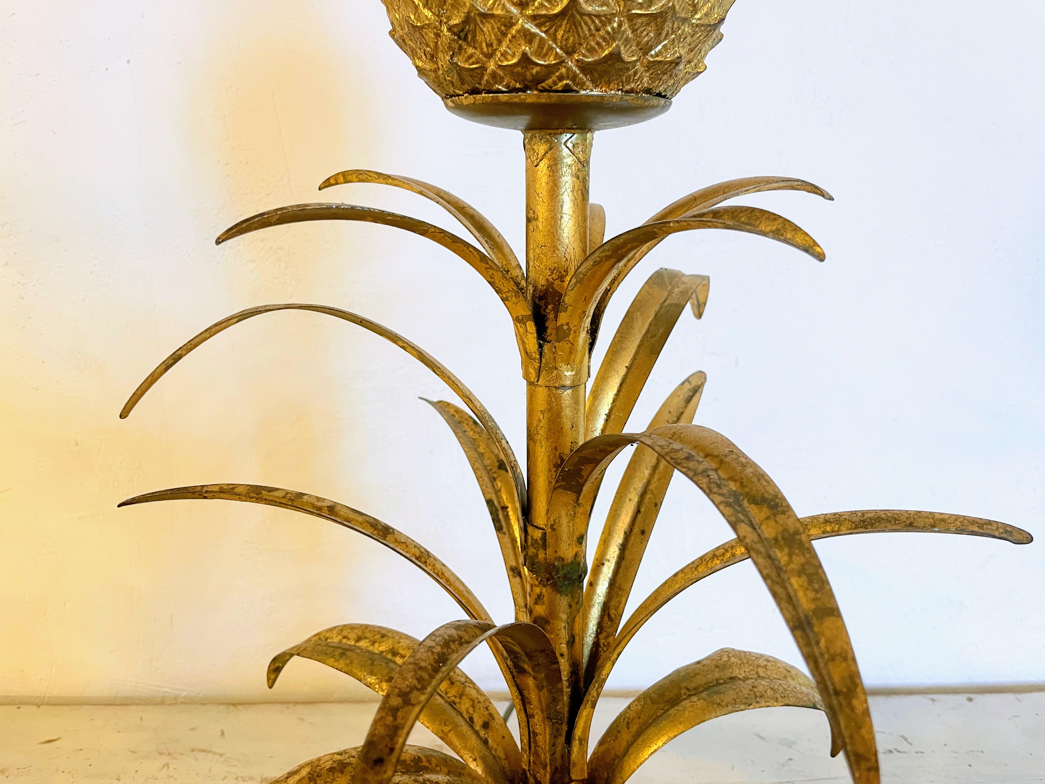 Late 20th Century Large, luxurious floor lamp with a pineapple made of gilded metal and glass For Sale