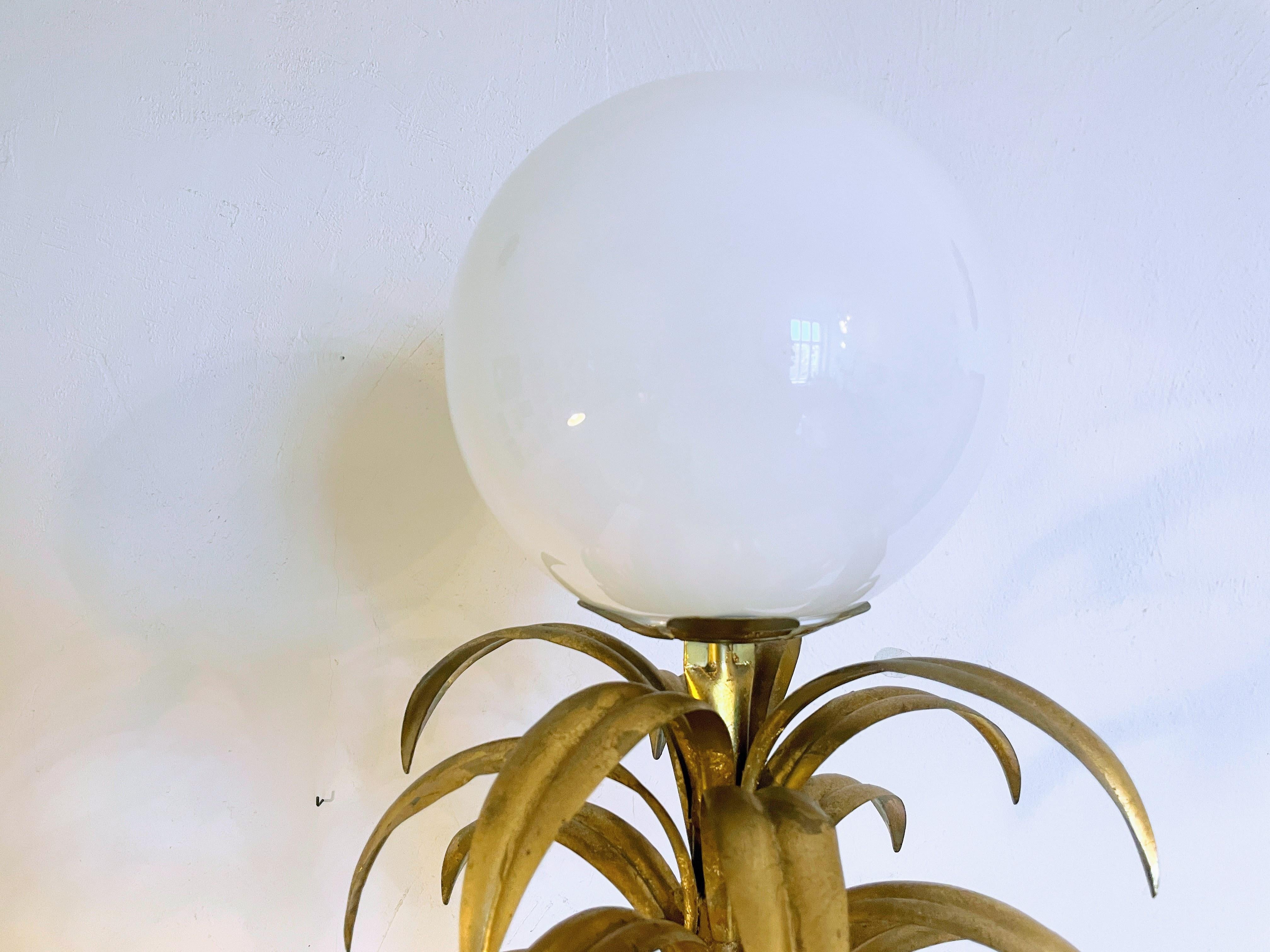 Métal Grand lampadaire luxueux avec une ananas en métal doré et verre en vente