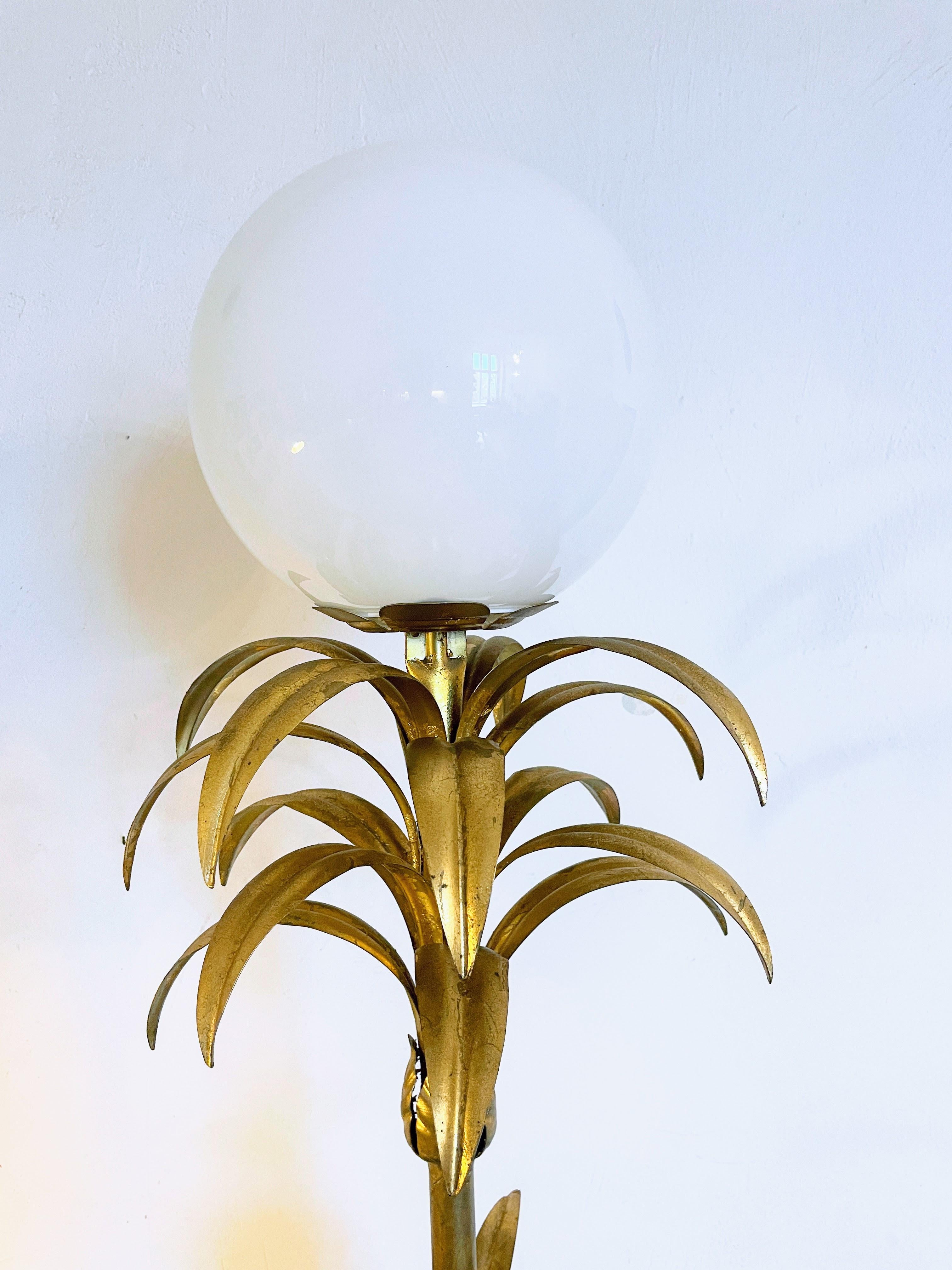Metal Large, luxurious floor lamp with a pineapple made of gilded metal and glass For Sale