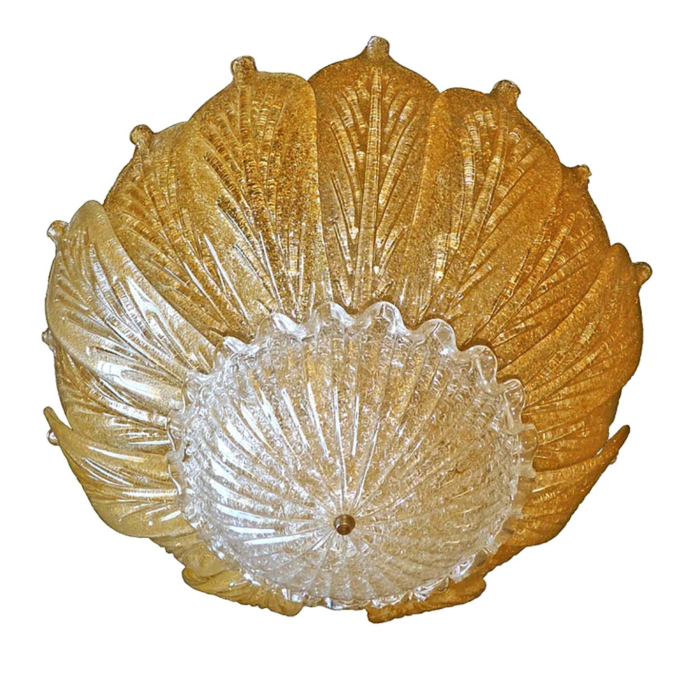 Beeindruckender und seltener venezianischer Muranokronleuchter mit 16 Blatt Gold, Barovier & Toso zugeschrieben, um 1980. Handgeblasenes, strukturiertes, funkelndes Kristallglas mit Goldeinschlüssen. Diese wunderschöne Leuchte wird von einer